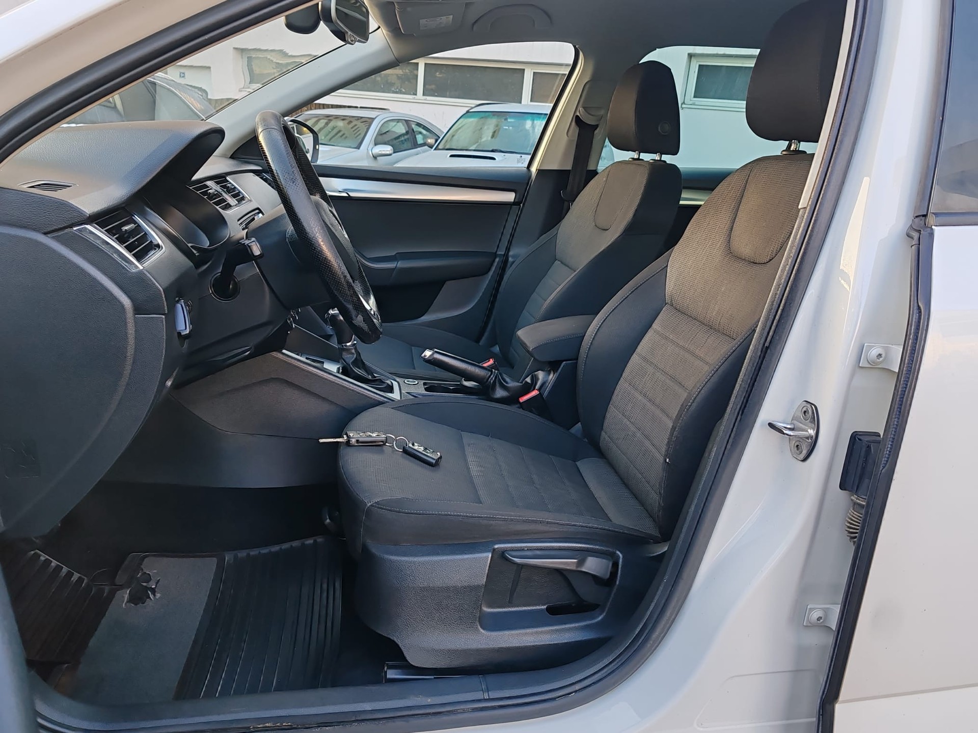 SKODA Octavia Combi 2.0 TDI Style 4x4 DSG-image-9
