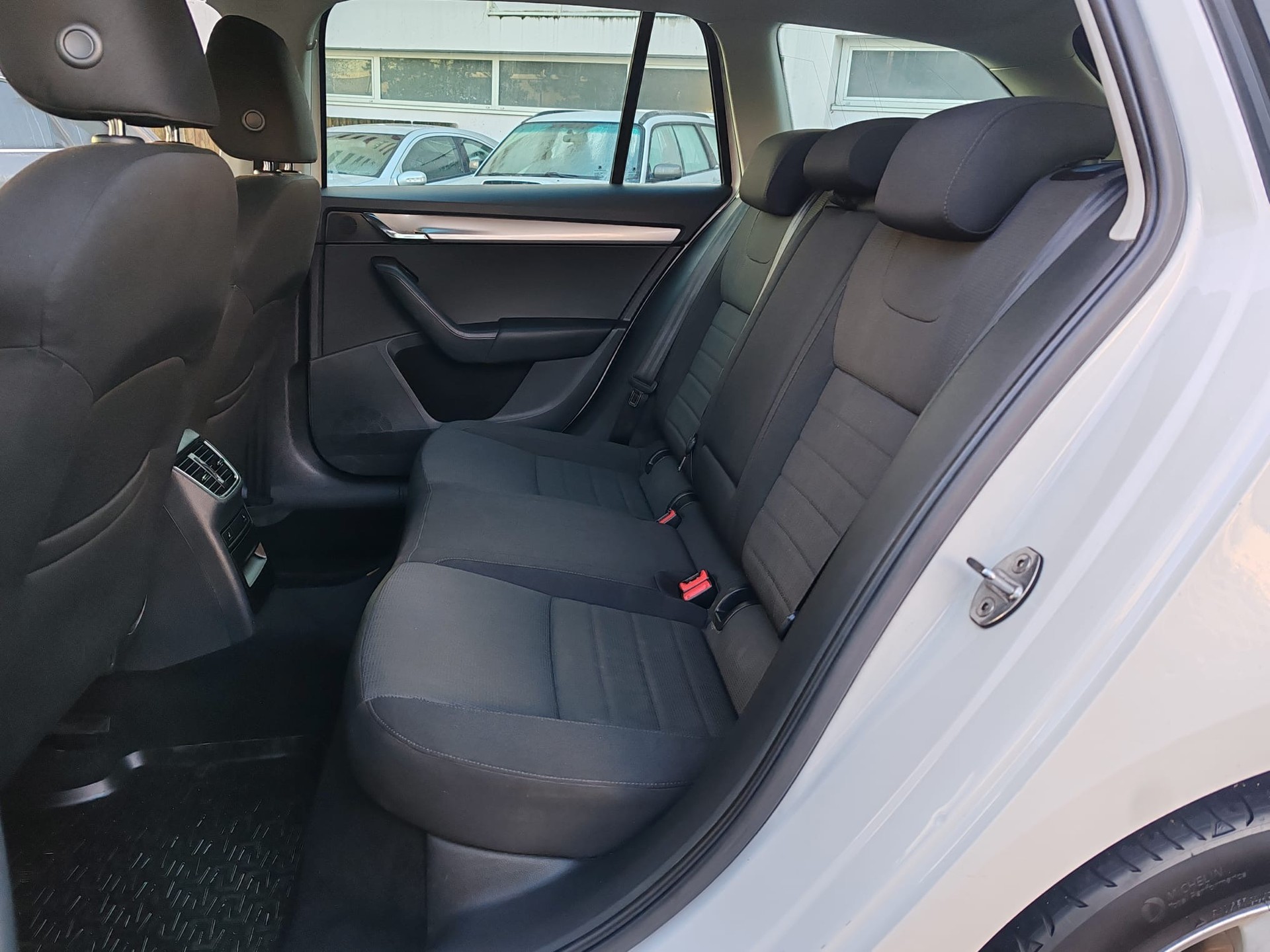 SKODA Octavia Combi 2.0 TDI Style 4x4 DSG-image-8