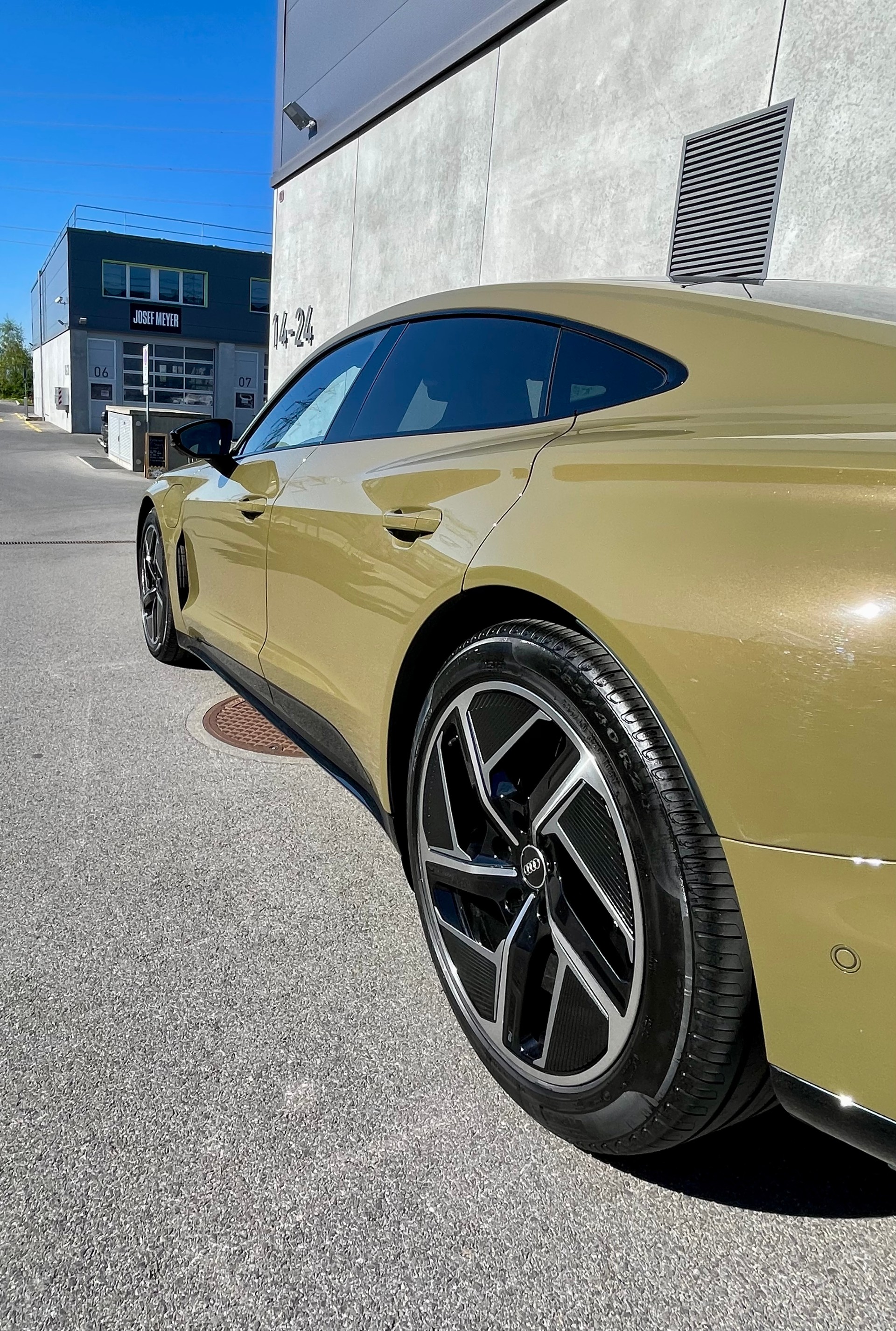 AUDI e-tron GT quattro "RS-Look"-image-13