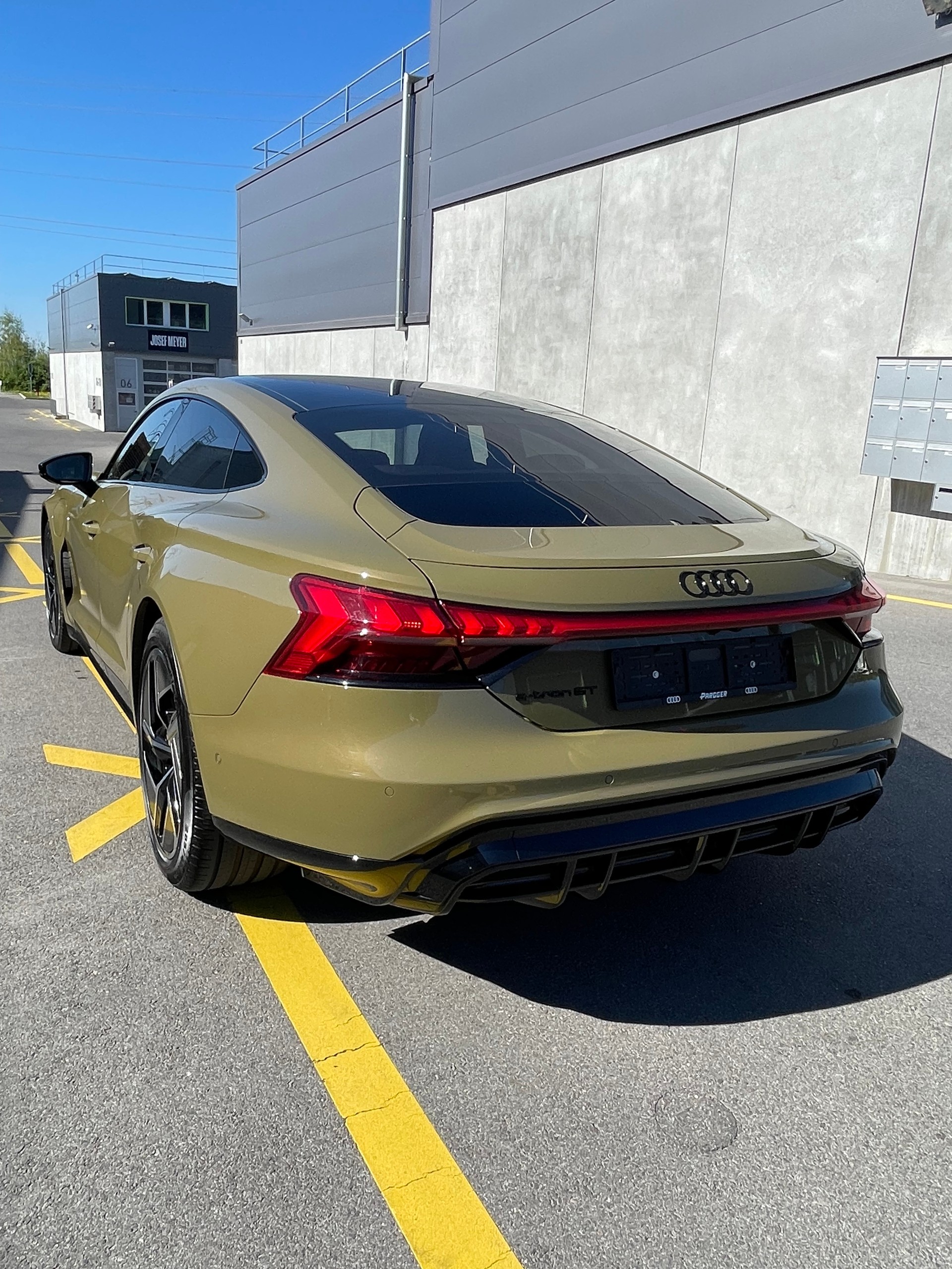 AUDI e-tron GT quattro "RS-Look"-image-12
