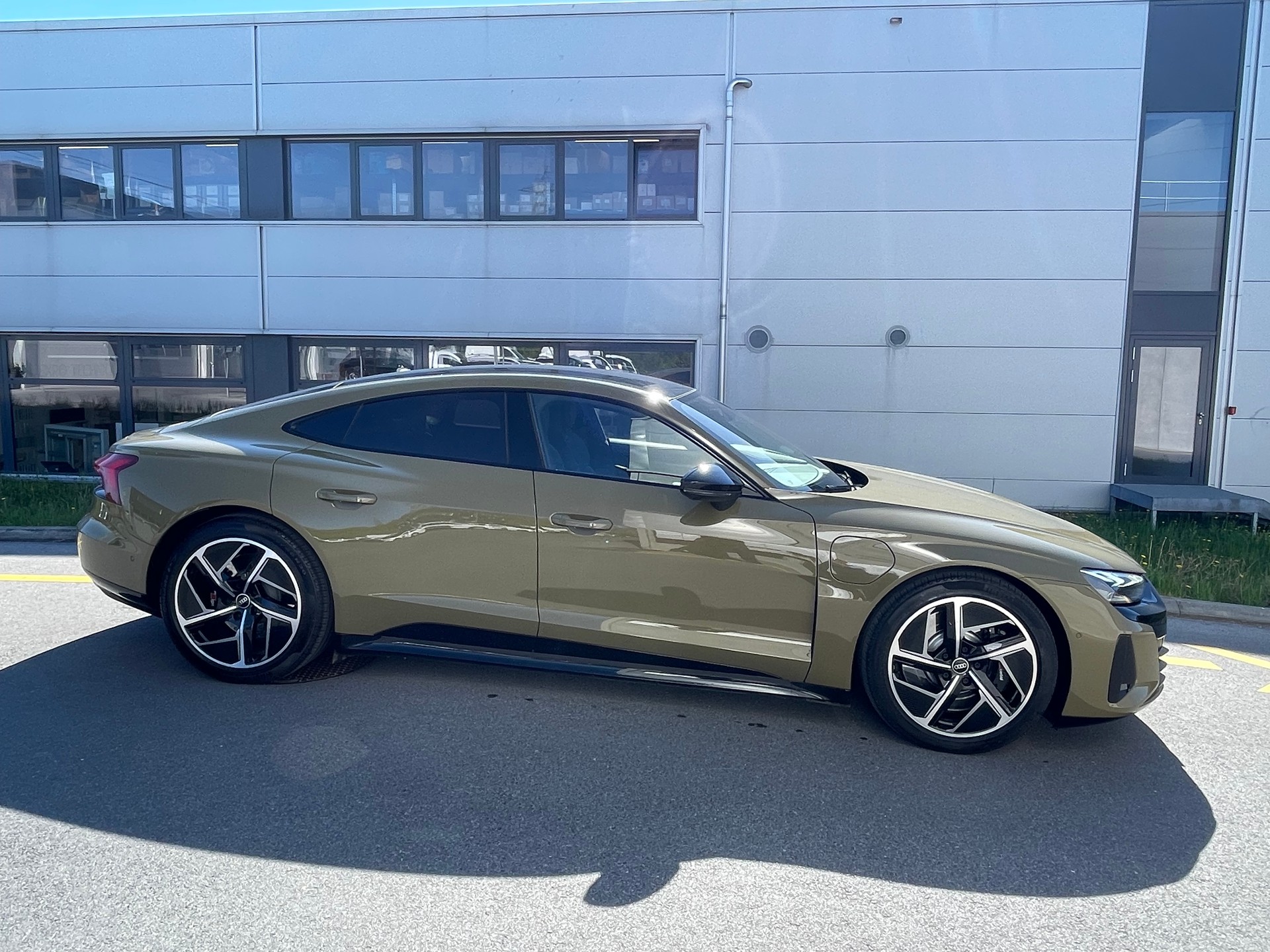 AUDI e-tron GT quattro "RS-Look"-image-1