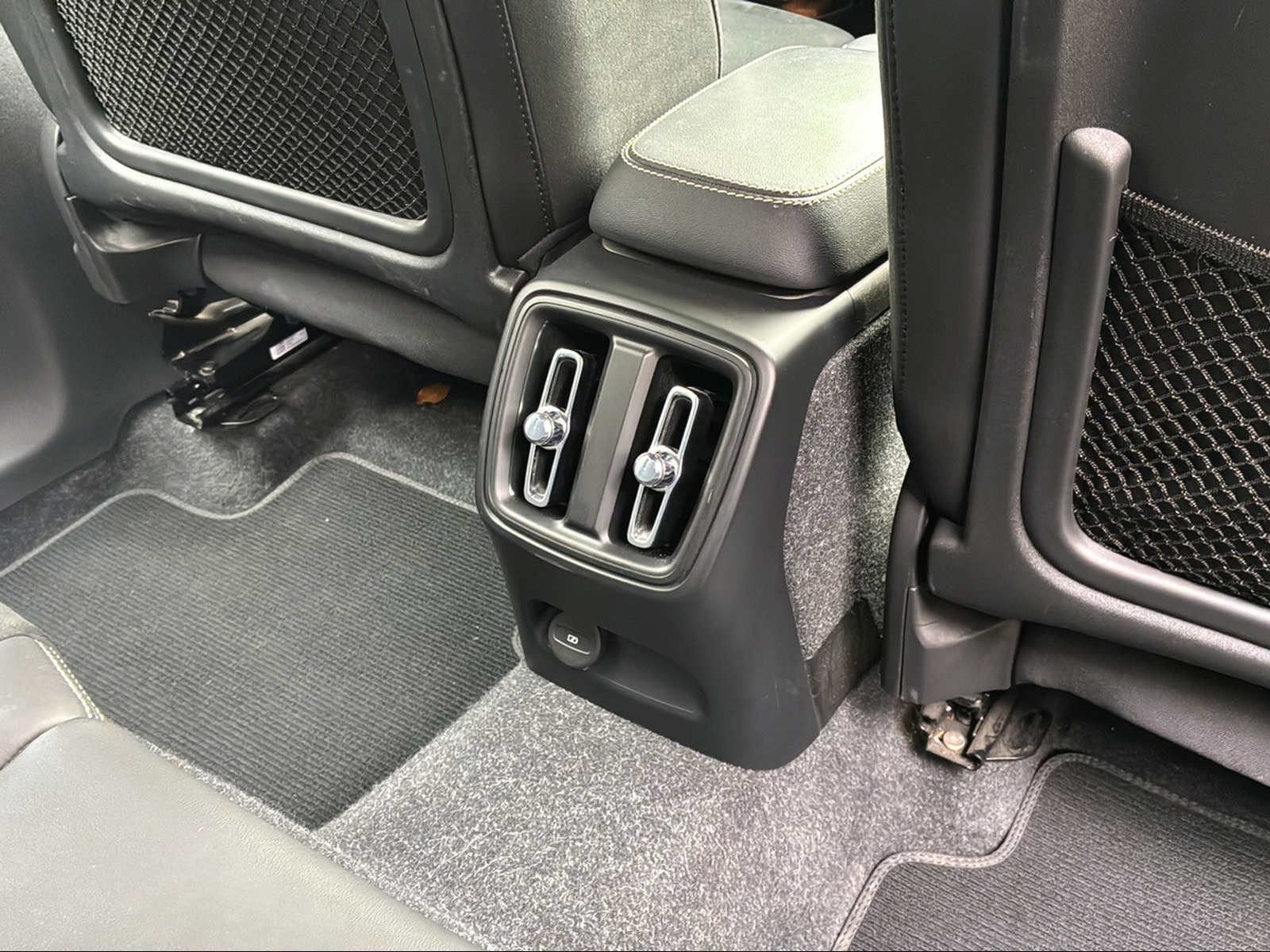 VOLVO XC40 P8 R-Design AWD-image-14