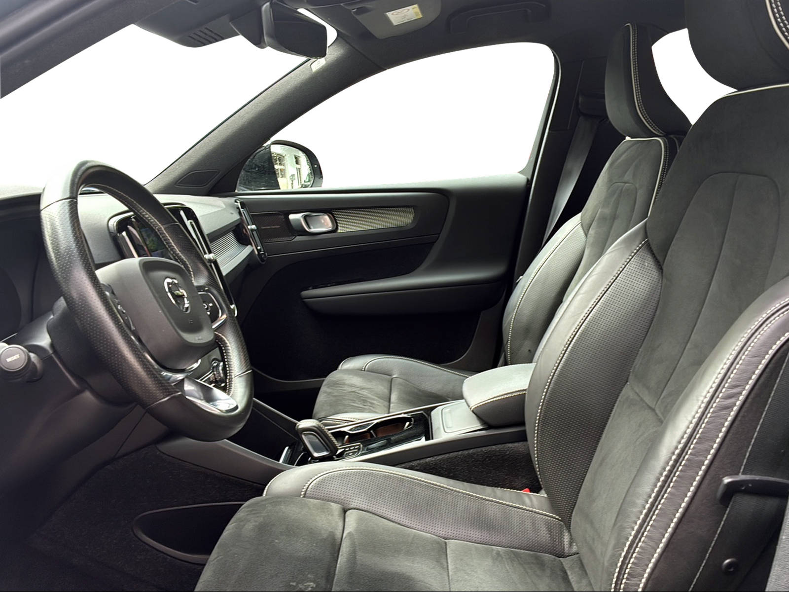 VOLVO XC40 P8 R-Design AWD-image-10