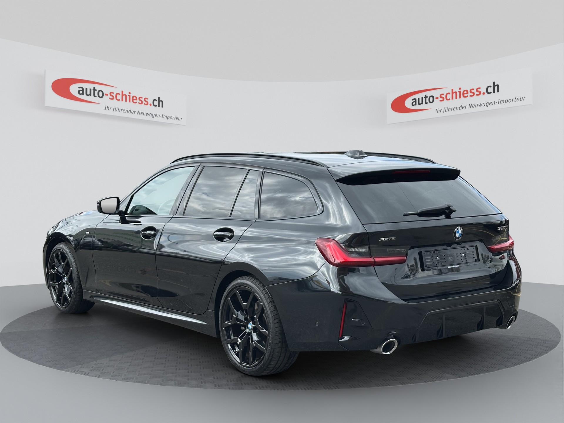 BMW 320d xDrive Touring M Sport Steptronic-image-2