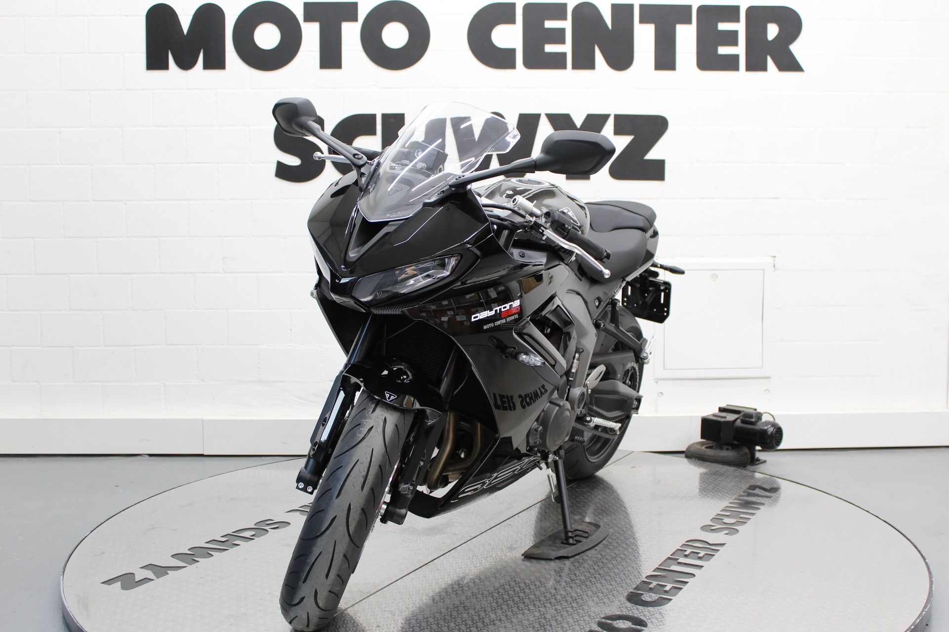 TRIUMPH Daytona 660-showroom-element-2