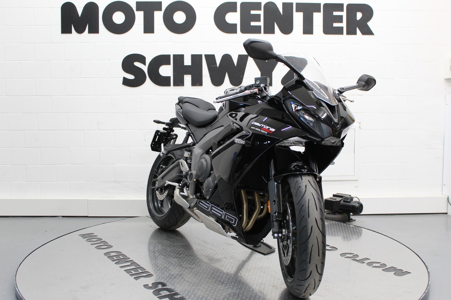TRIUMPH Daytona 660-showroom-element-1