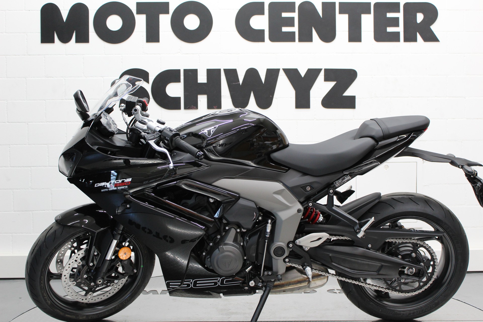 TRIUMPH Daytona 660-showroom-element-3