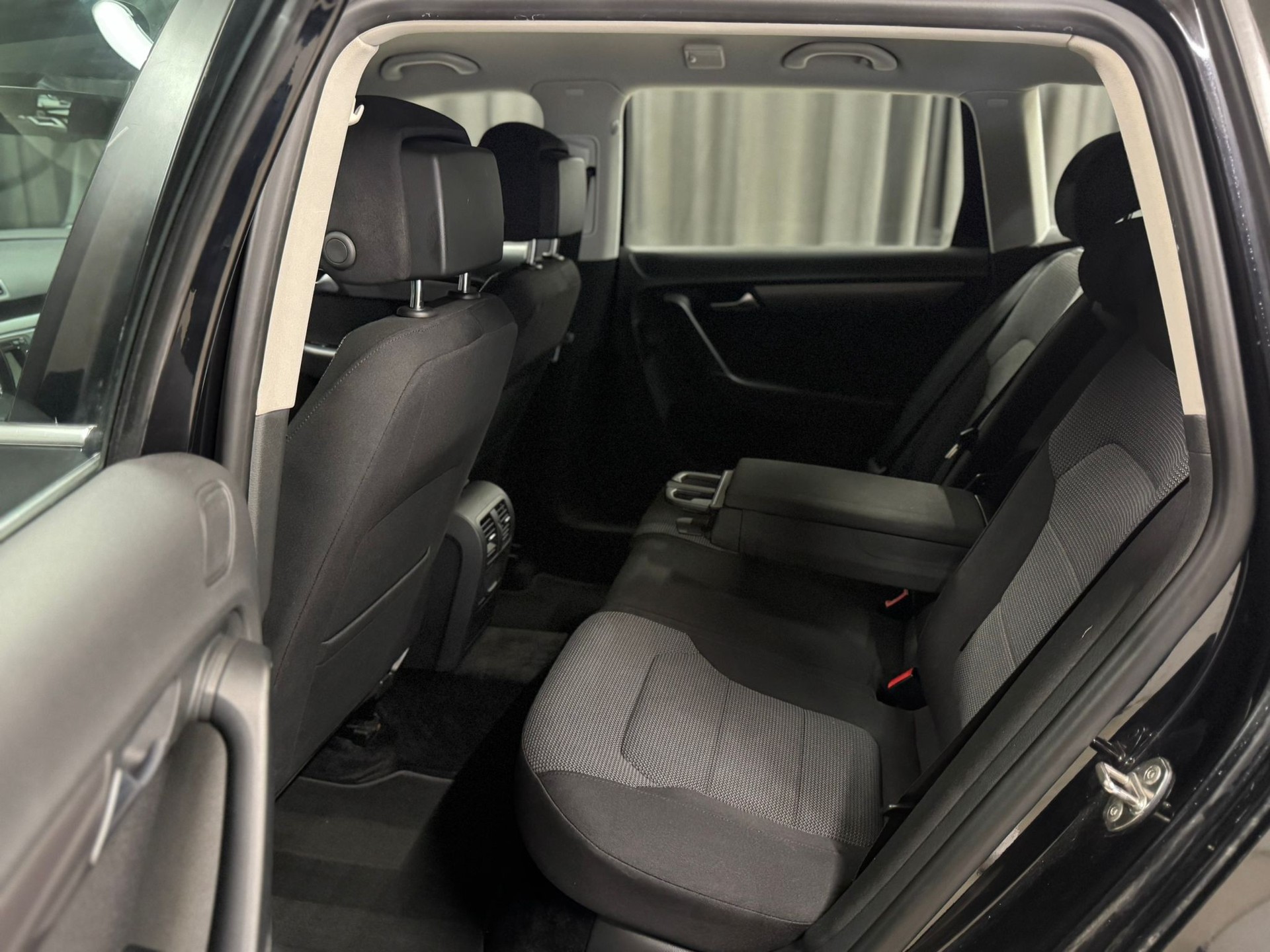 VW Passat Variant 2.0 TDI BMT Trendline DSG-image-7
