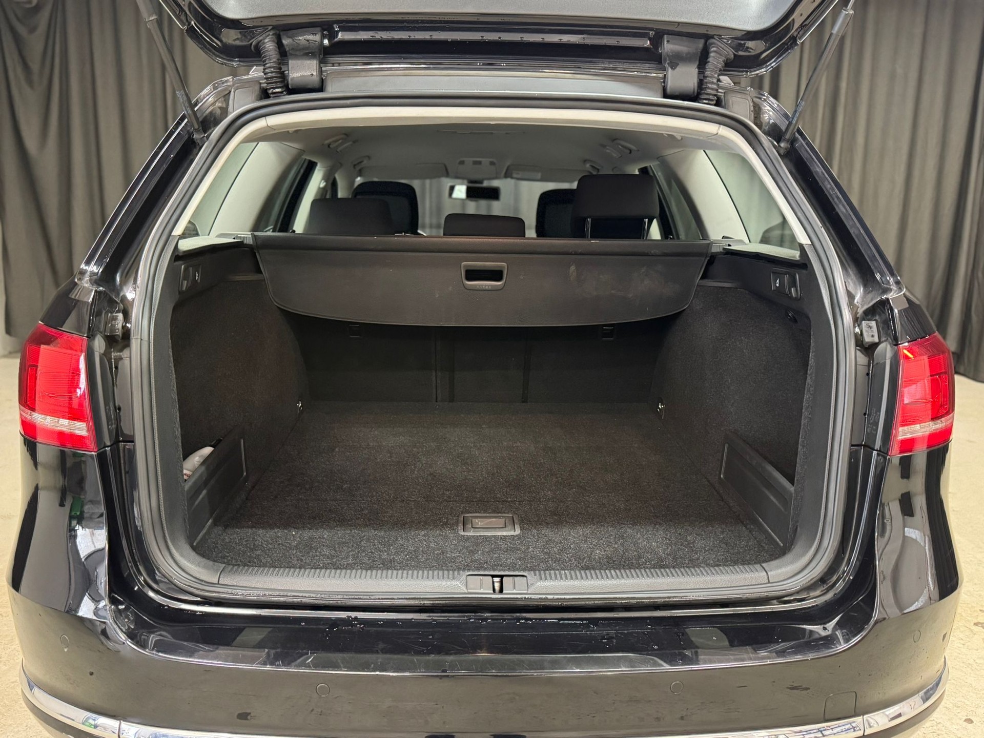 VW Passat Variant 2.0 TDI BMT Trendline DSG-image-13