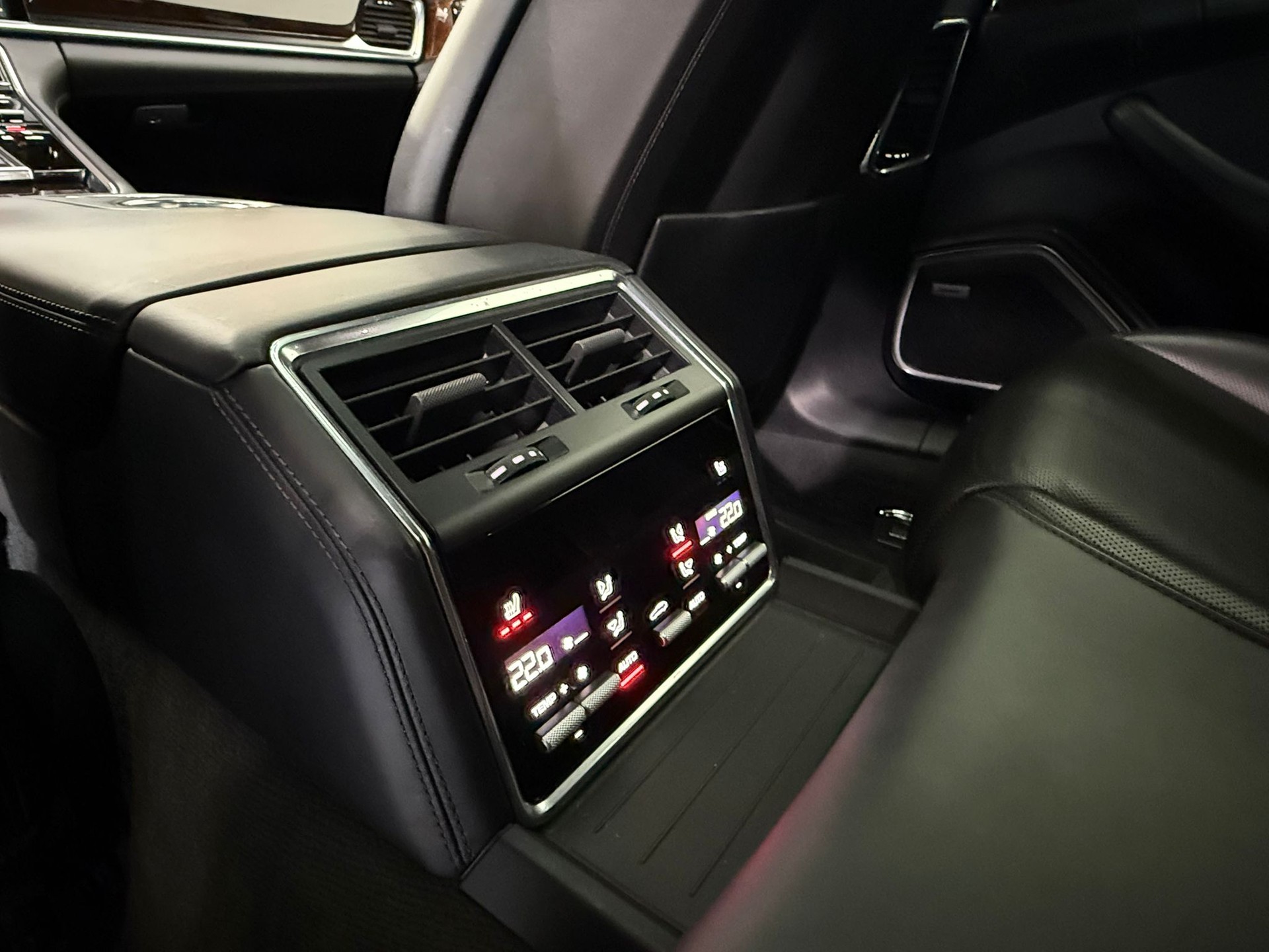 PORSCHE Panamera 4S-image-4