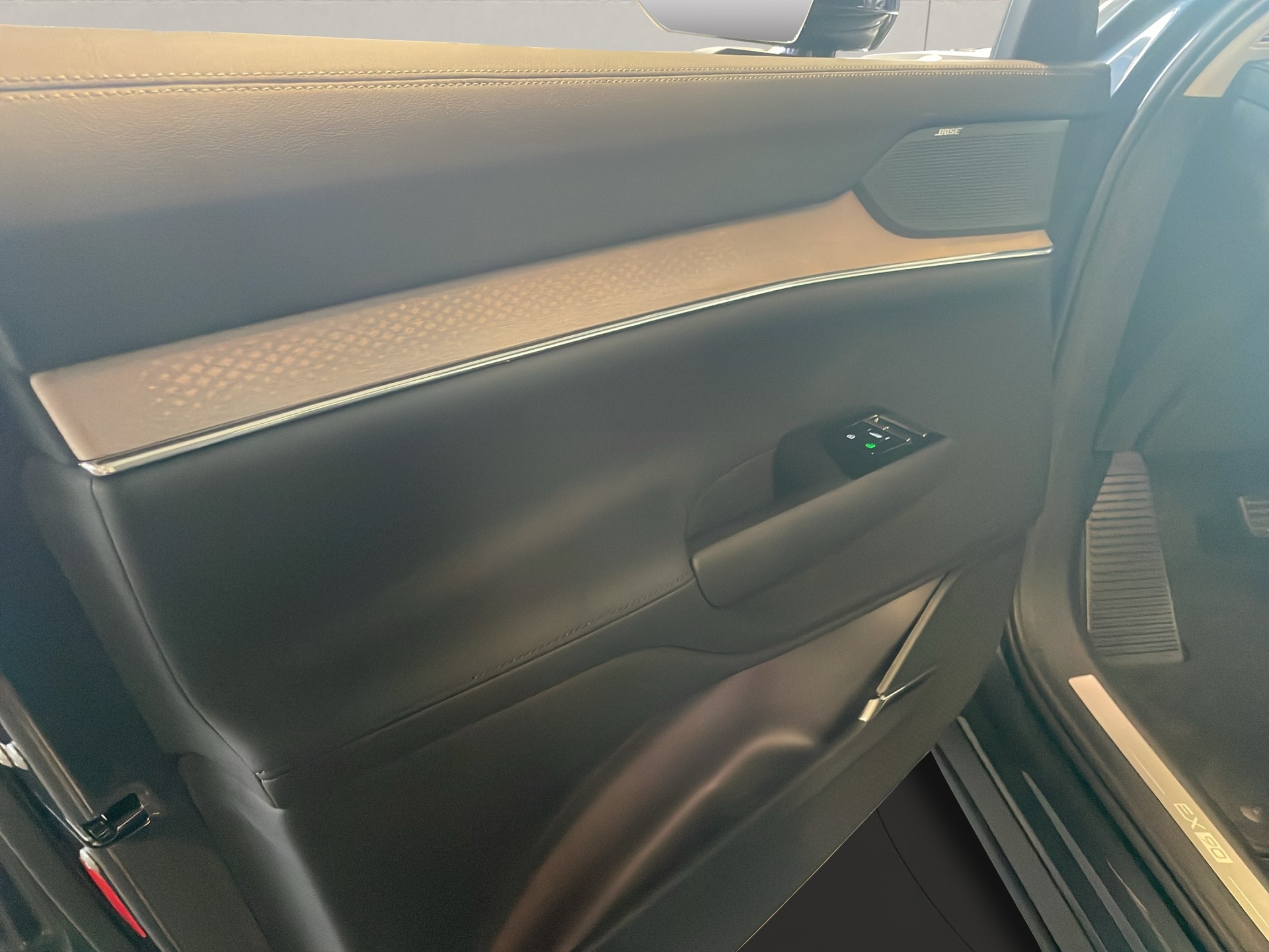 VOLVO EX90 Twin Plus AWD-image-12