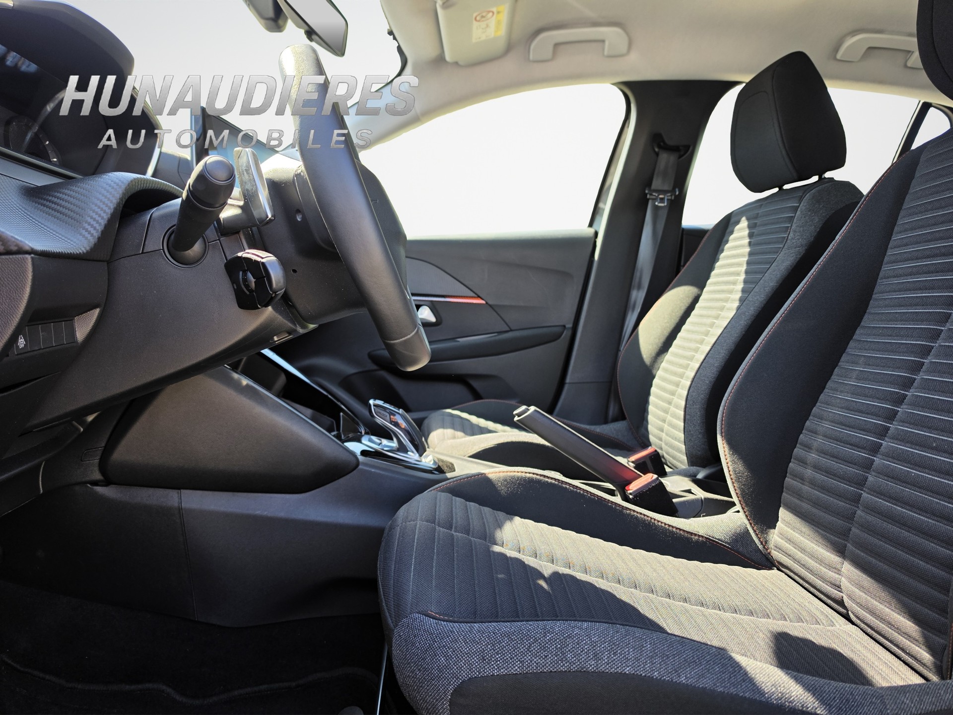 PEUGEOT 208 1.2 PureTech Allure Pack EAT8-image-6
