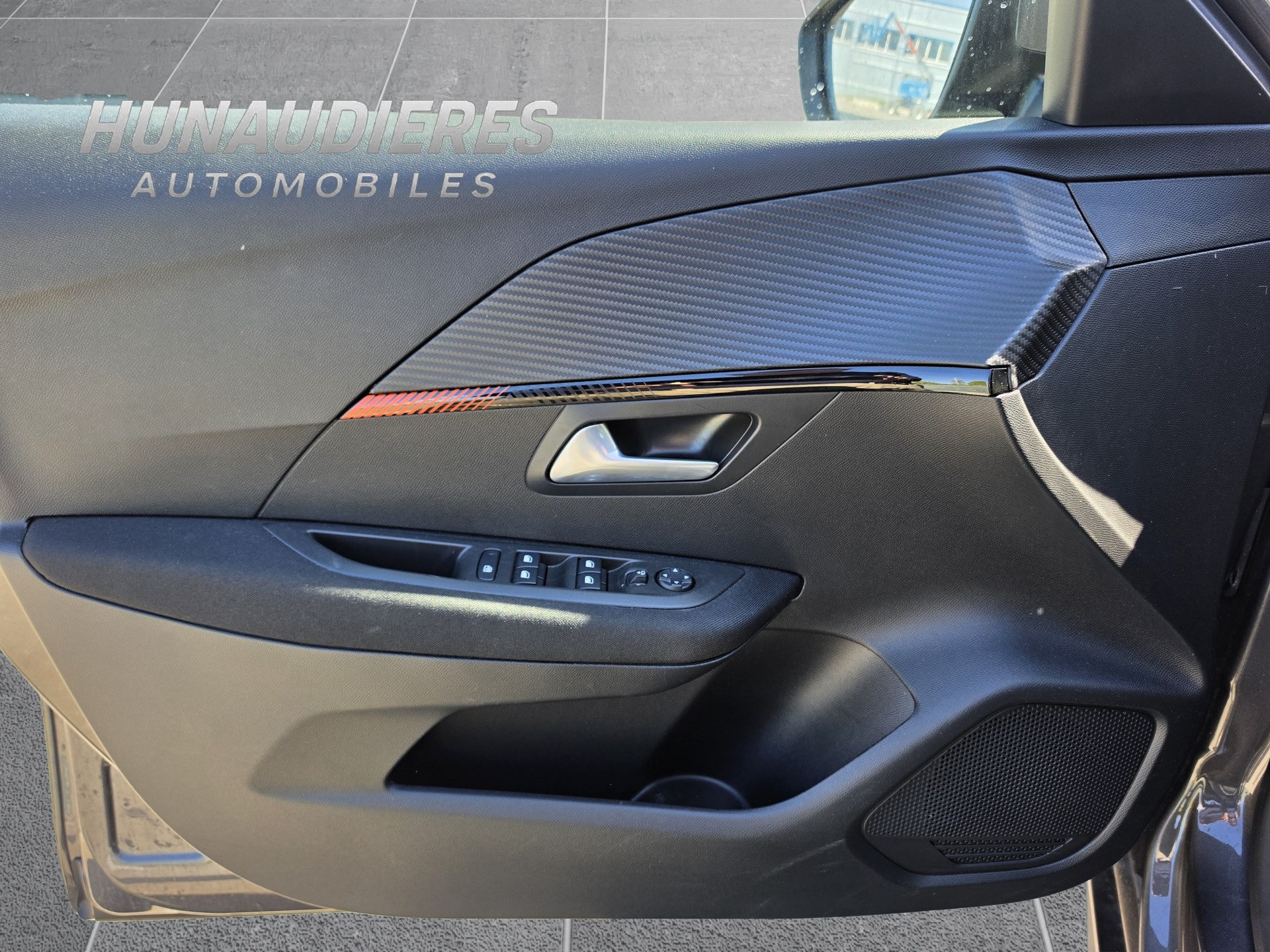 PEUGEOT 208 1.2 PureTech Allure Pack EAT8-image-4