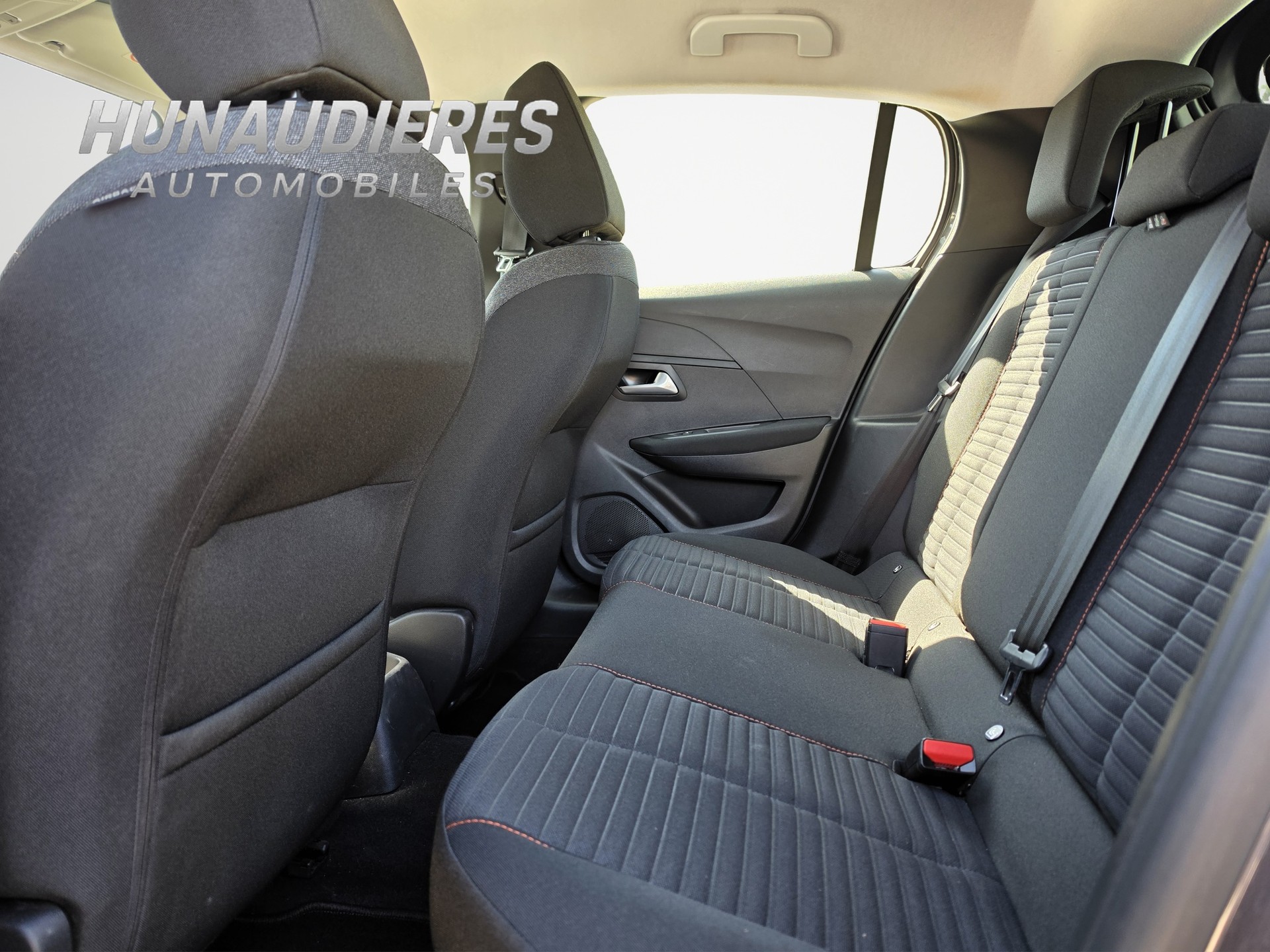 PEUGEOT 208 1.2 PureTech Allure Pack EAT8-image-8