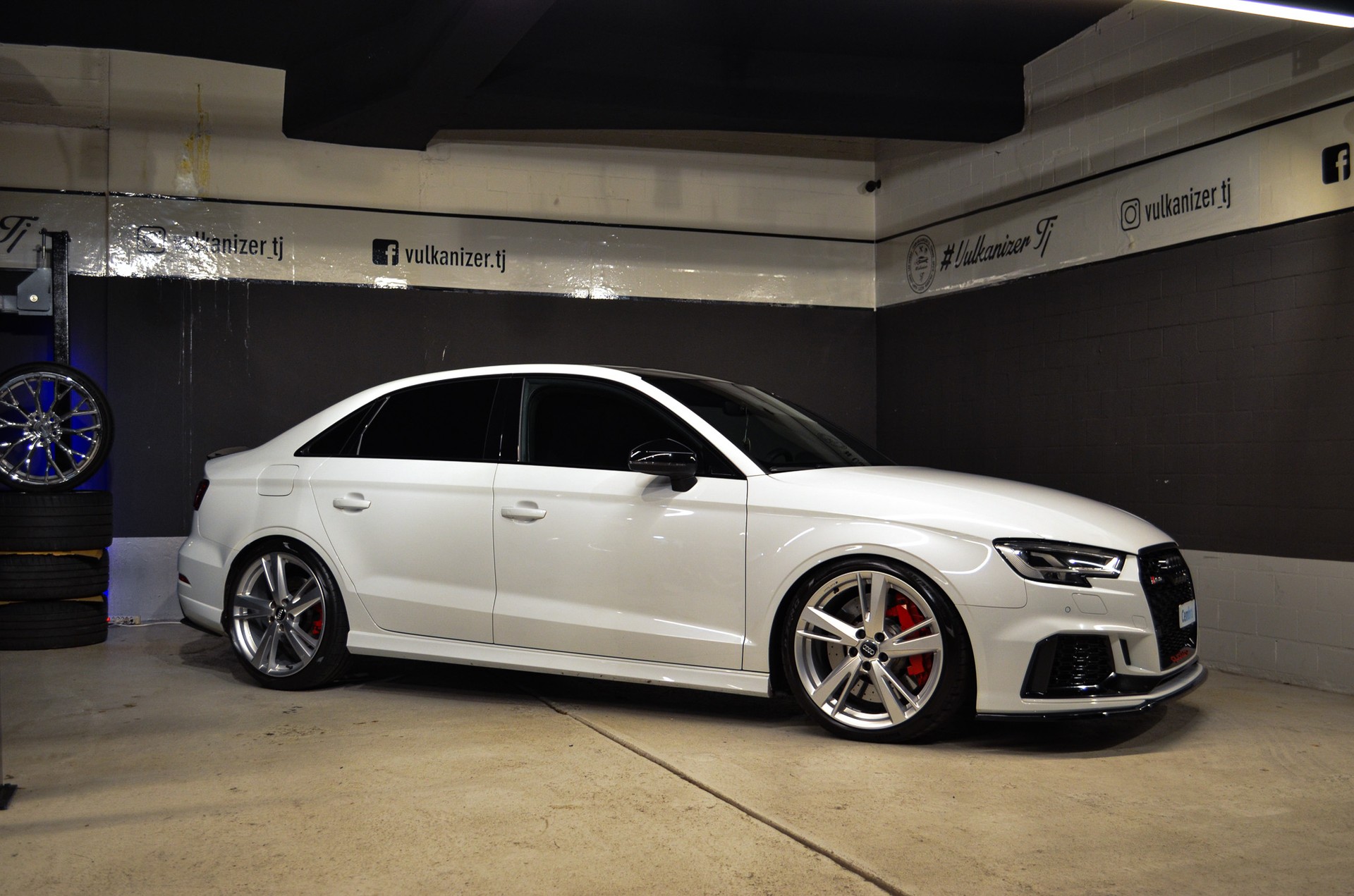 AUDI RS3 Limousine 2.5 TSI quattro S-tronic-showroom-element-1