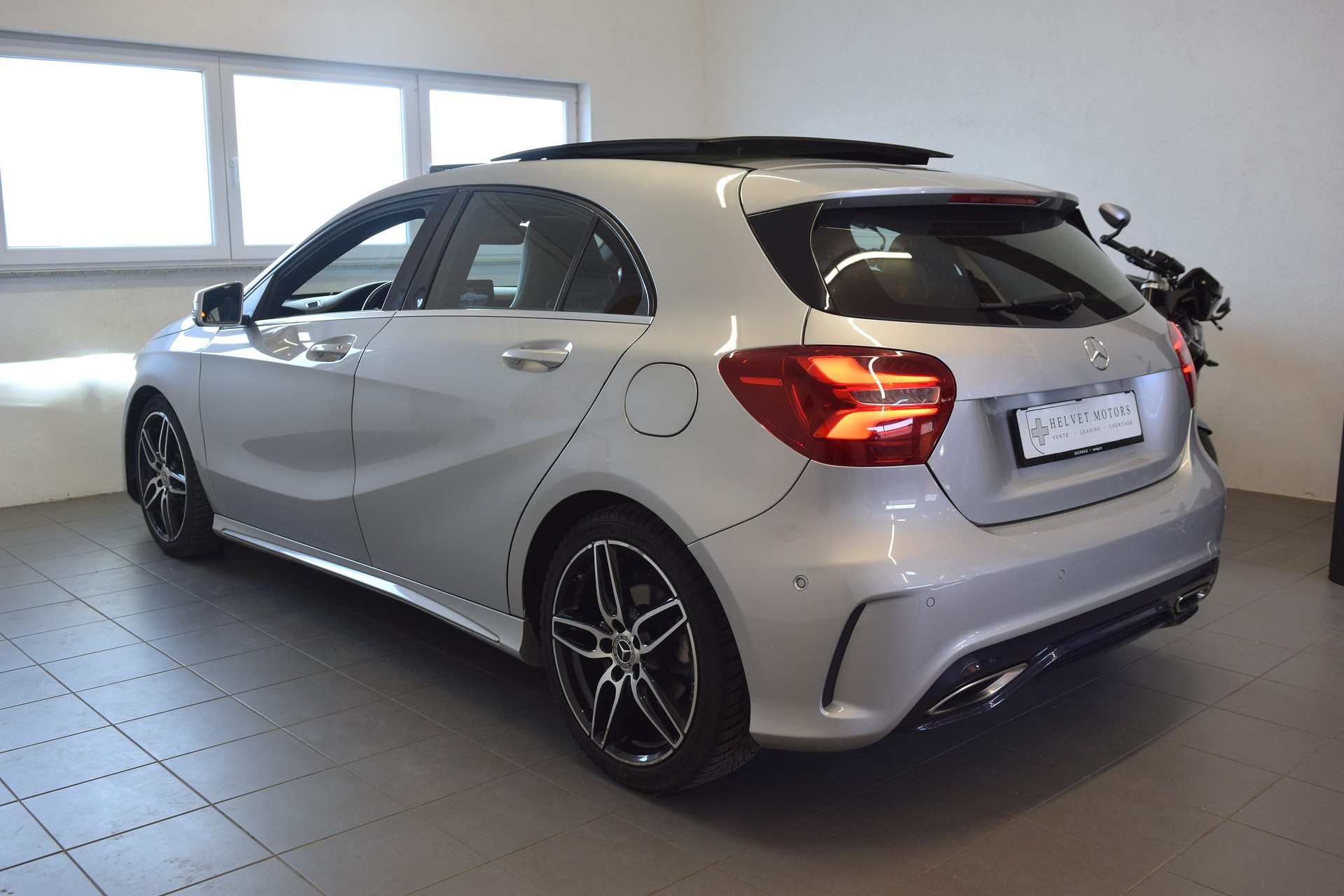 MERCEDES-BENZ A 200 AMG Line 7G-DCT-image-3