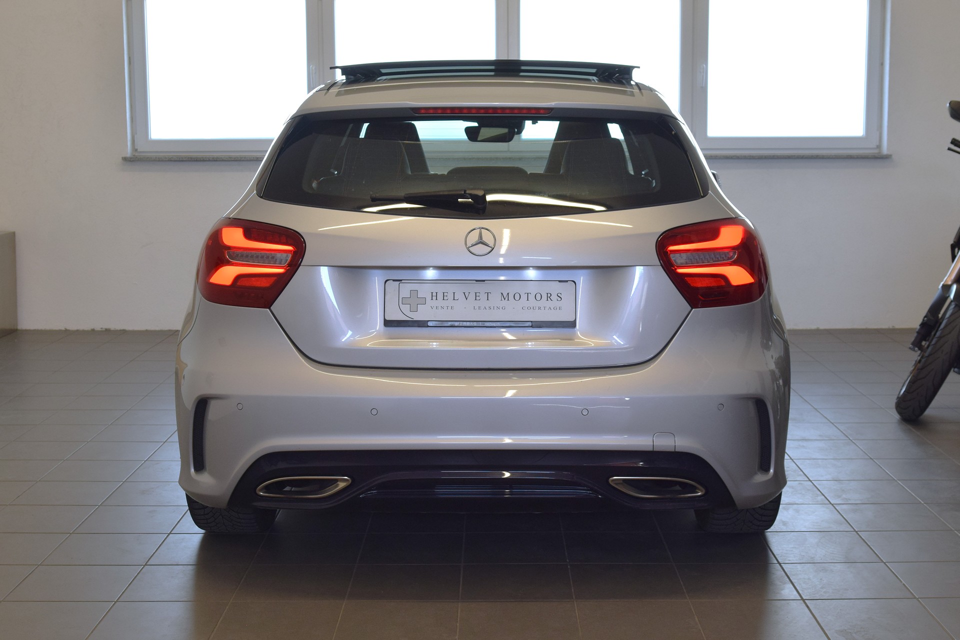 MERCEDES-BENZ A 200 AMG Line 7G-DCT-image-4
