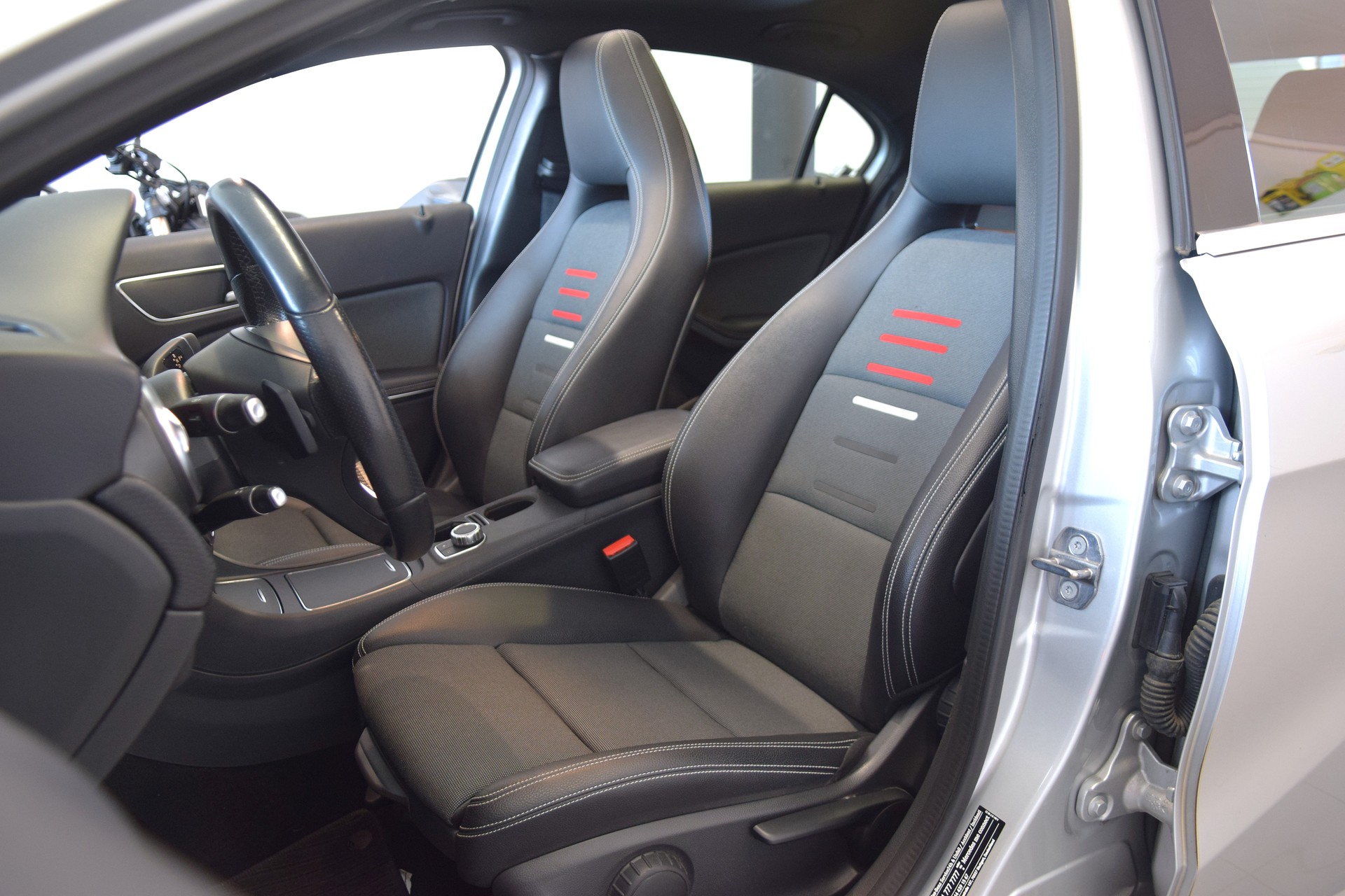 MERCEDES-BENZ A 200 AMG Line 7G-DCT-image-8