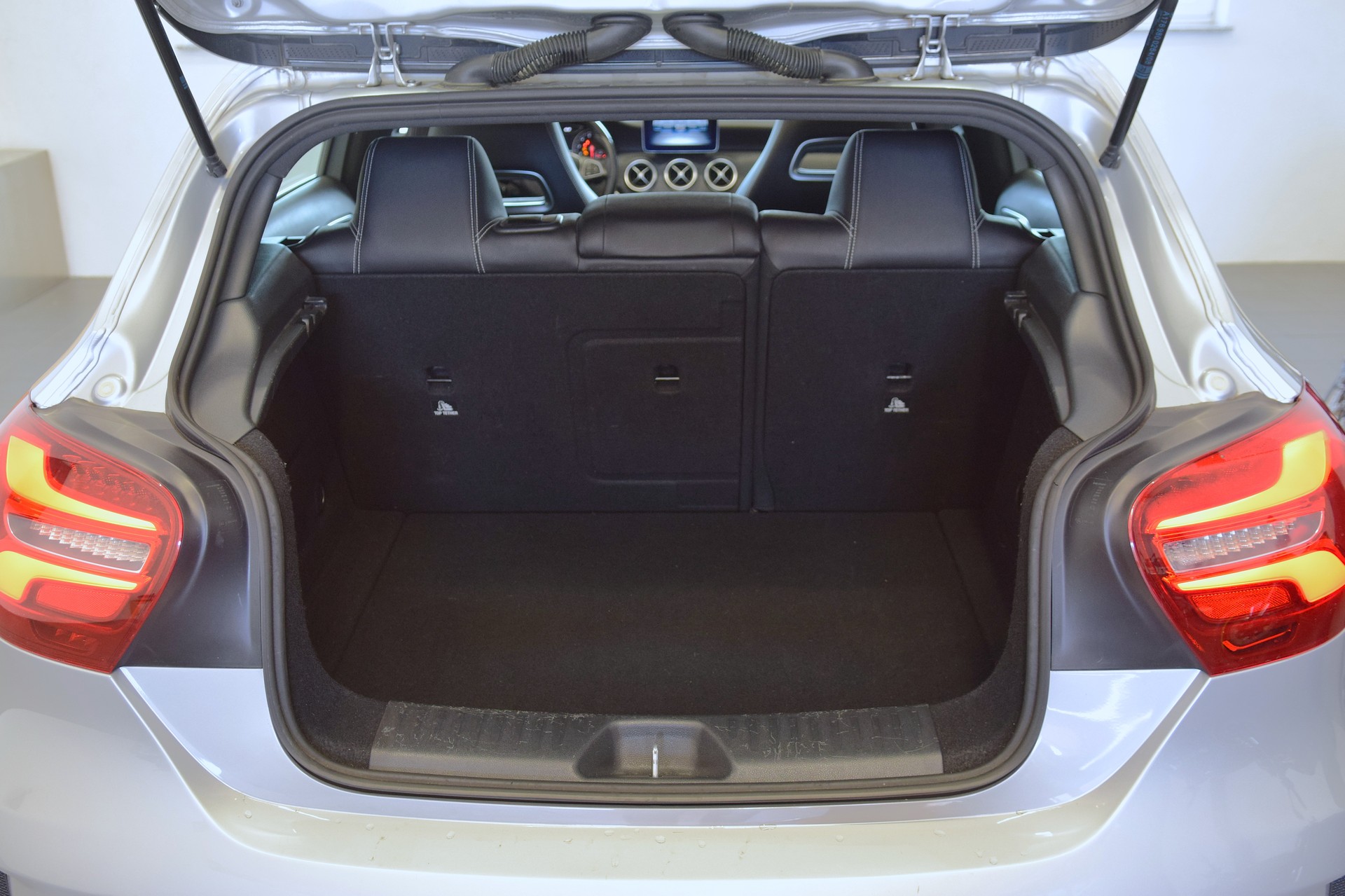 MERCEDES-BENZ A 200 AMG Line 7G-DCT-image-5