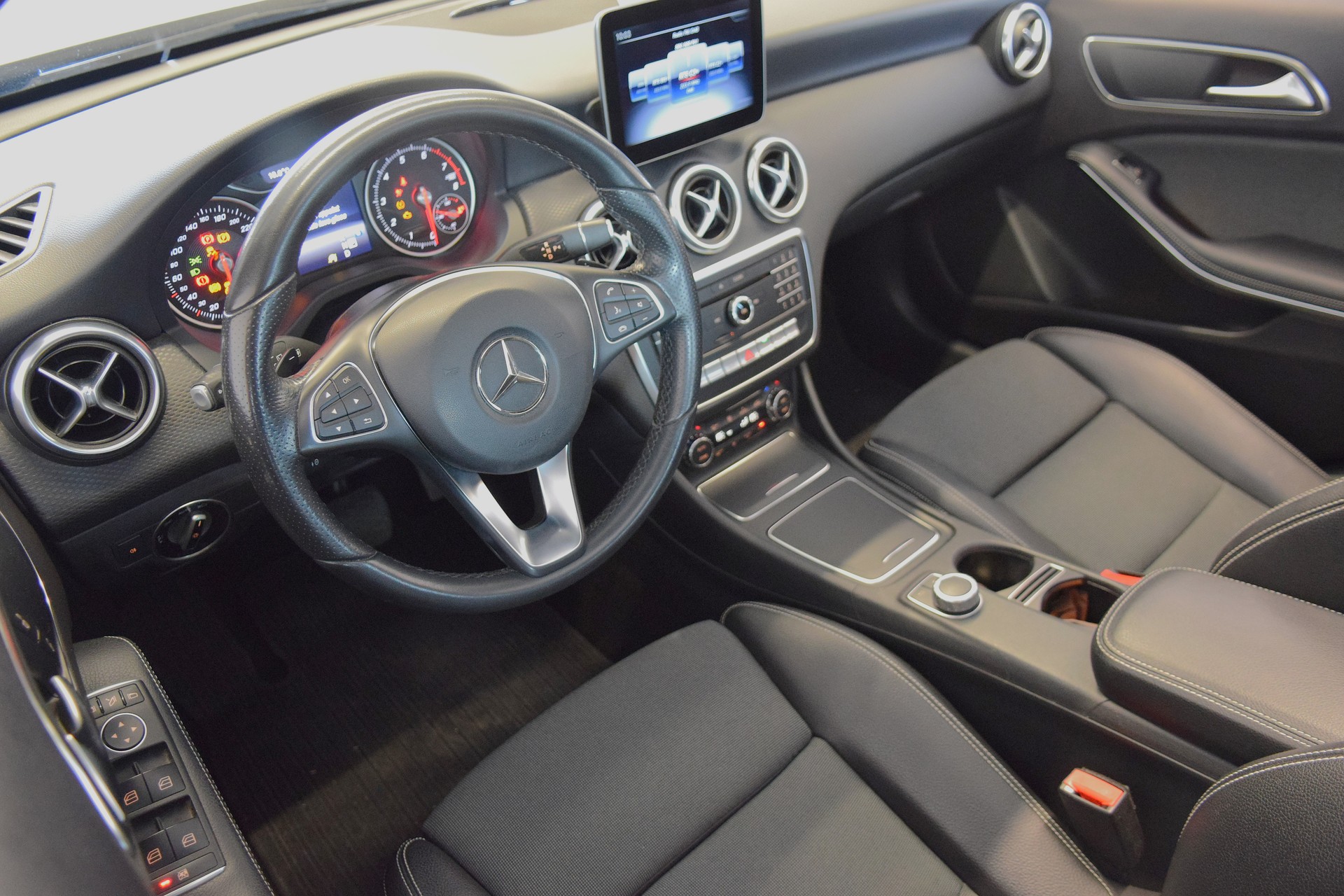 MERCEDES-BENZ A 200 AMG Line 7G-DCT-image-11