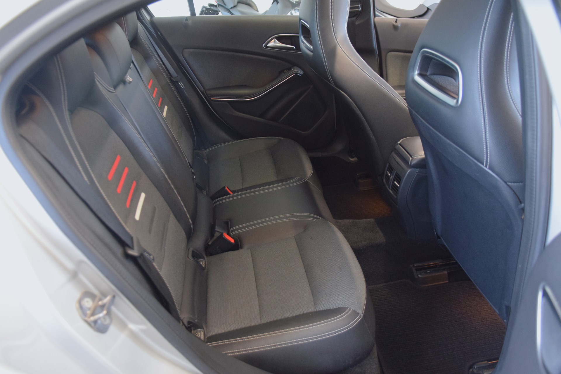 MERCEDES-BENZ A 200 AMG Line 7G-DCT-image-9