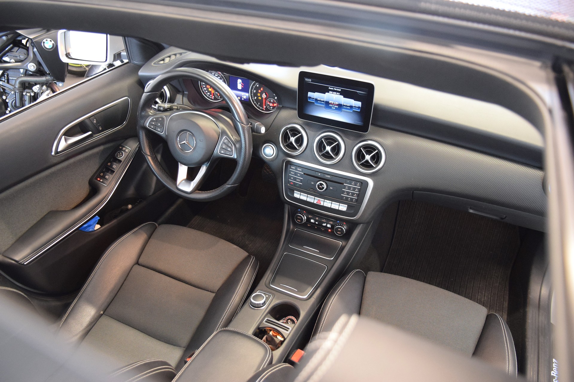 MERCEDES-BENZ A 200 AMG Line 7G-DCT-image-10