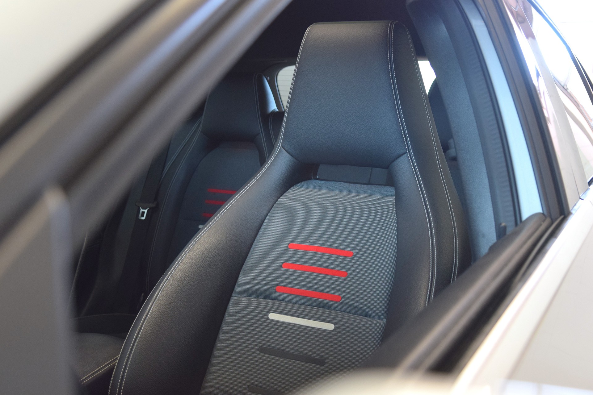 MERCEDES-BENZ A 200 AMG Line 7G-DCT-image-6