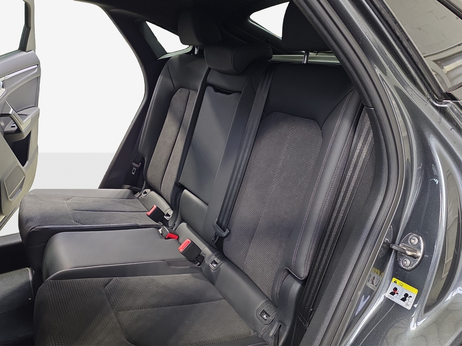 AUDI Q3 Sportback 35 TDI S line quattro S-tronic-image-11