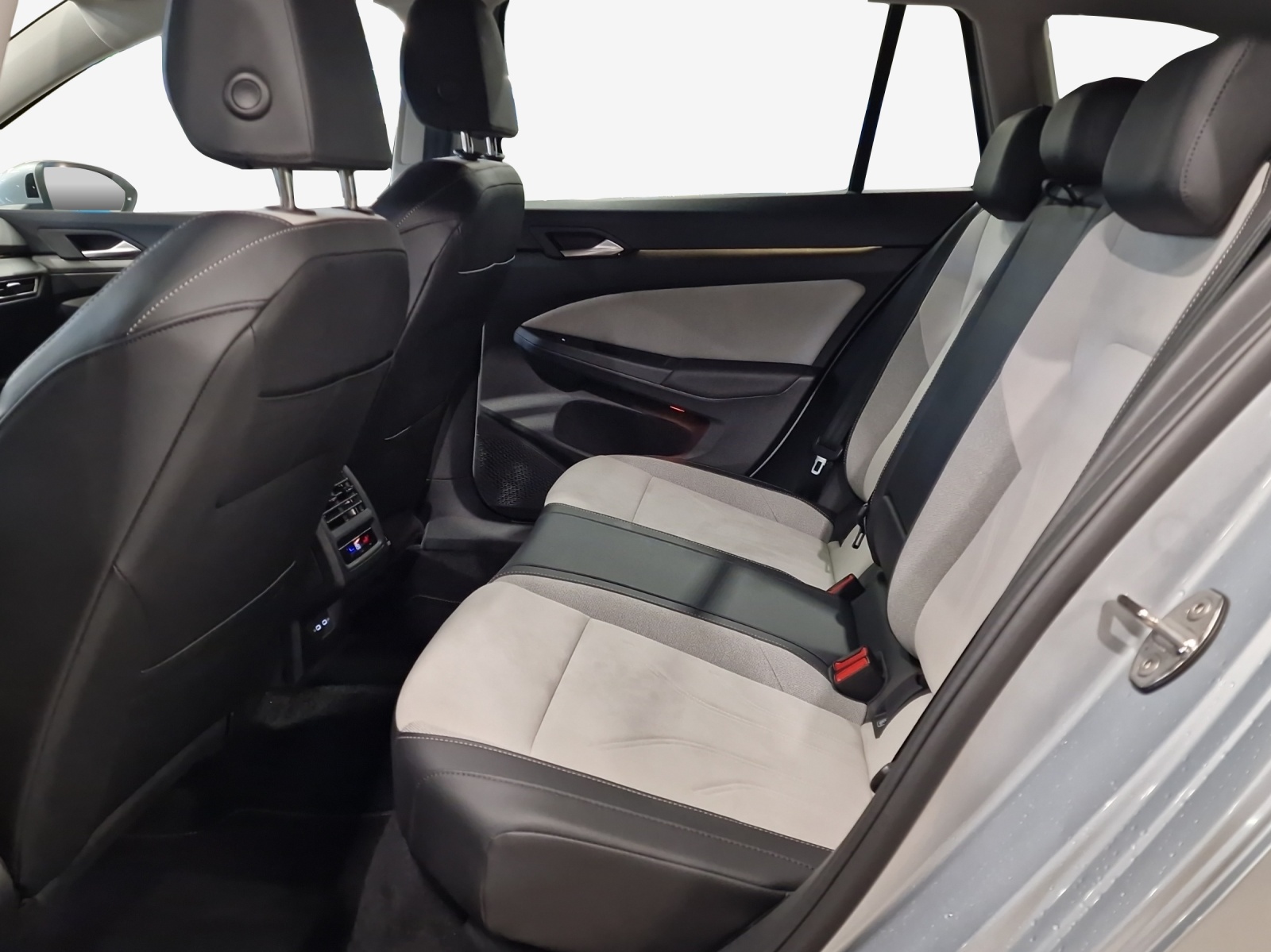 VW Golf Variant 2.0 TDI Style DSG-image-11