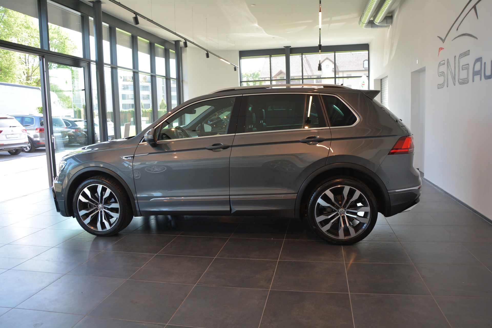 VW Tiguan 2.0 TDI SCR Highline 4Motion DSG R-Line-image-2