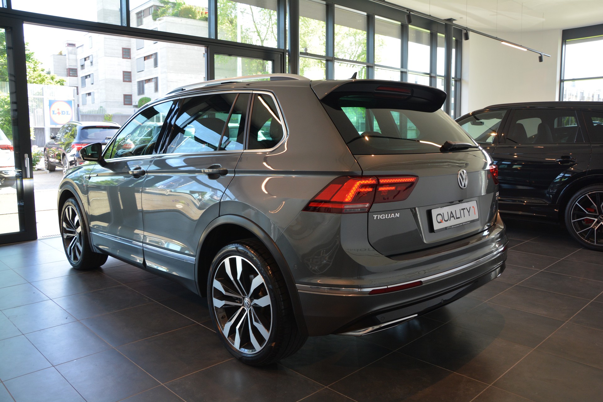 VW Tiguan 2.0 TDI SCR Highline 4Motion DSG R-Line-image-3