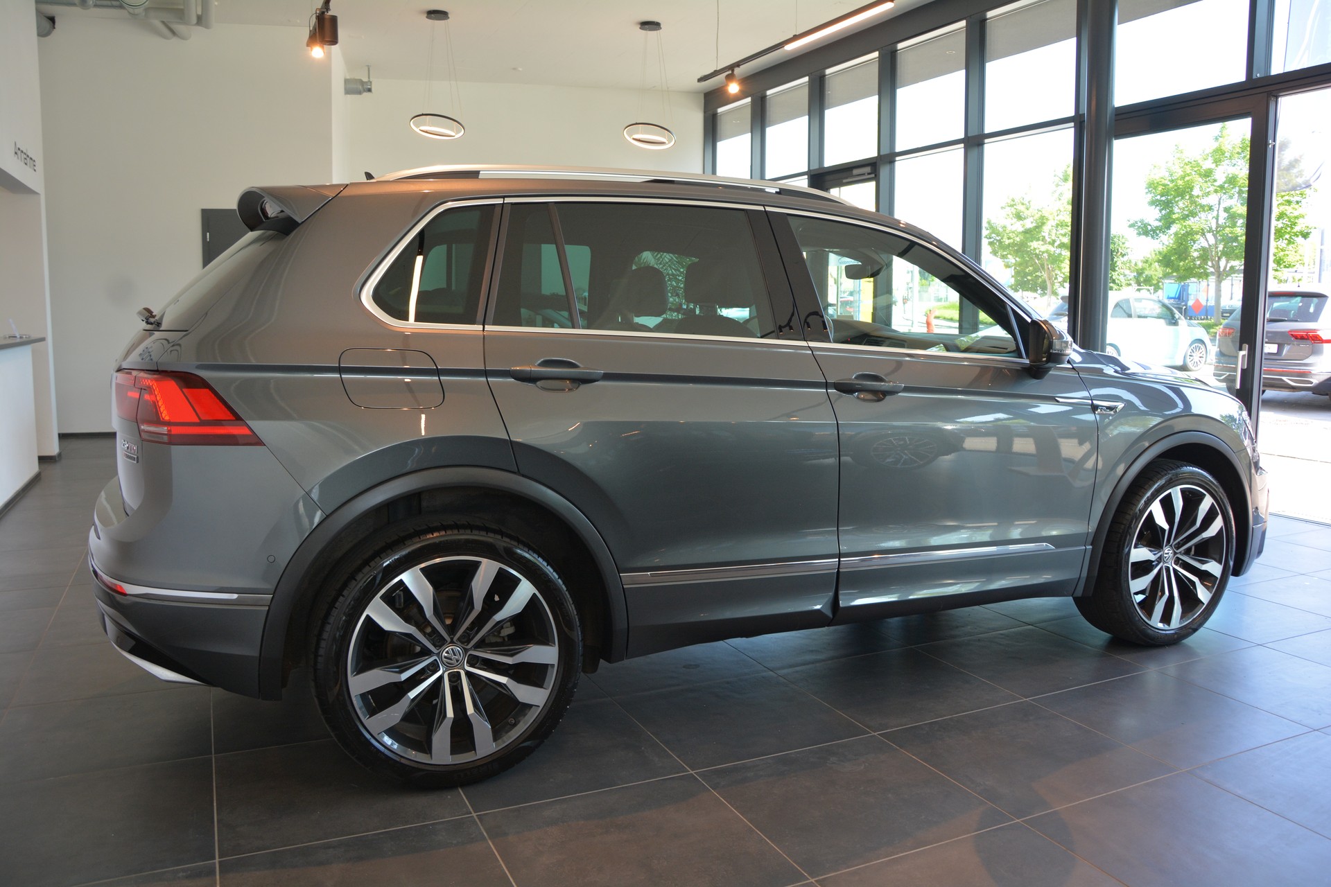 VW Tiguan 2.0 TDI SCR Highline 4Motion DSG R-Line-image-6