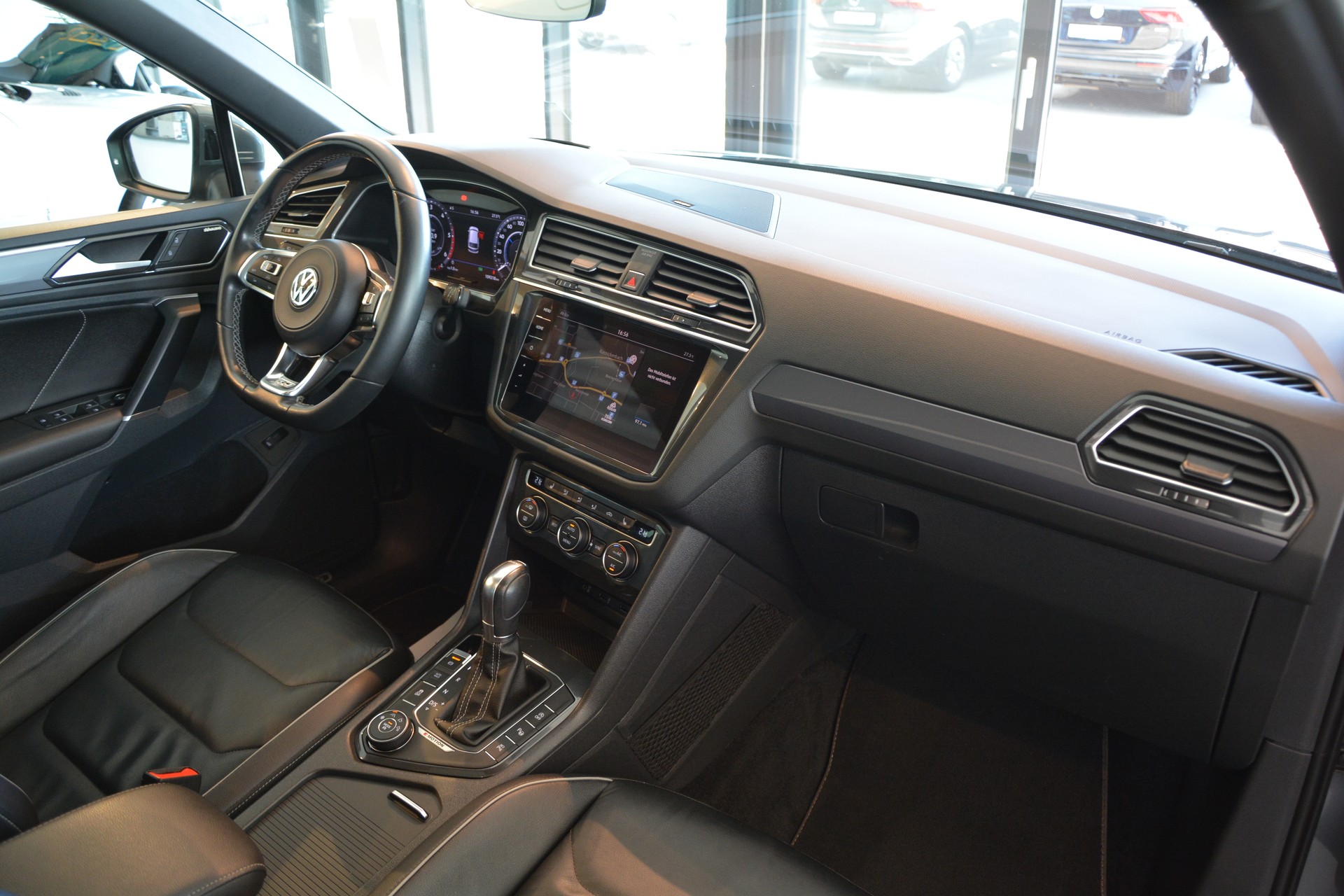 VW Tiguan 2.0 TDI SCR Highline 4Motion DSG R-Line-image-12
