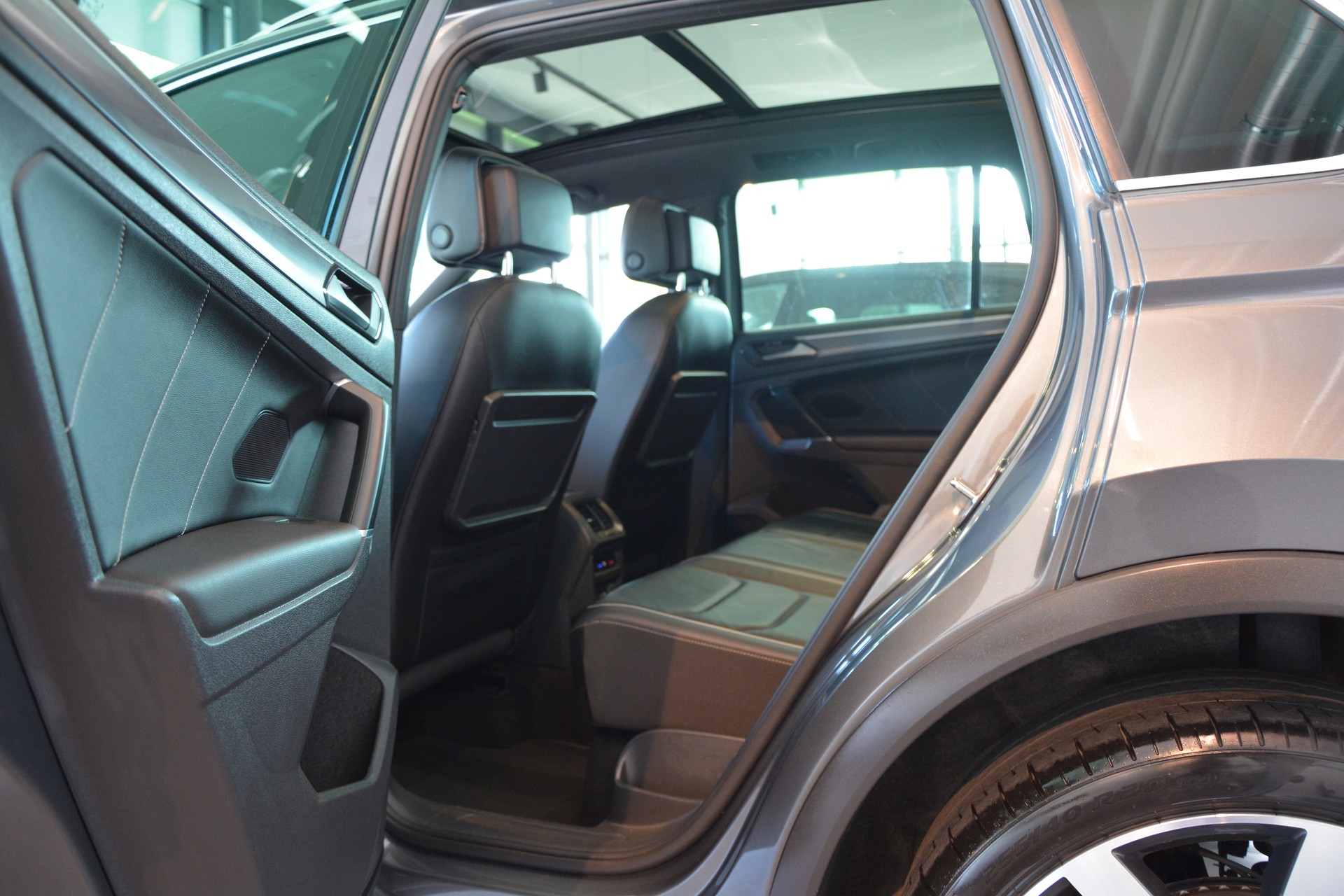 VW Tiguan 2.0 TDI SCR Highline 4Motion DSG R-Line-image-10