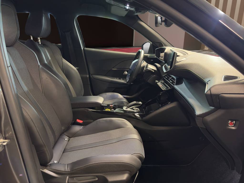 PEUGEOT 2008 1.2 PureTech GT EAT8-image-6