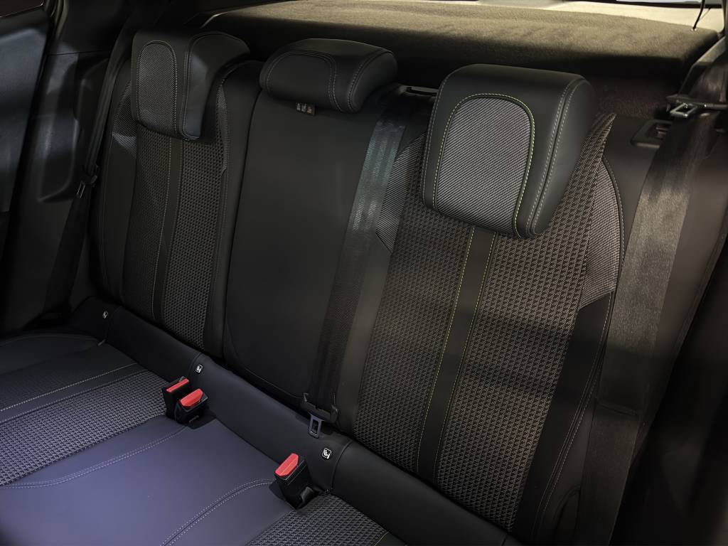 PEUGEOT 2008 1.2 PureTech GT EAT8-image-8