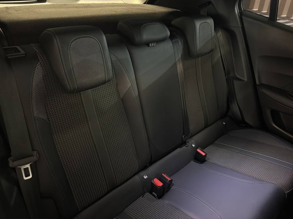 PEUGEOT 2008 1.2 PureTech GT EAT8-image-7