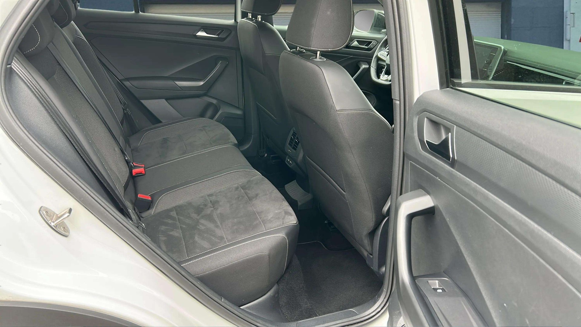VW T-Roc 2.0 TSI R-Line DSG 4Motion mit AHK & Werksgarantie-image-14