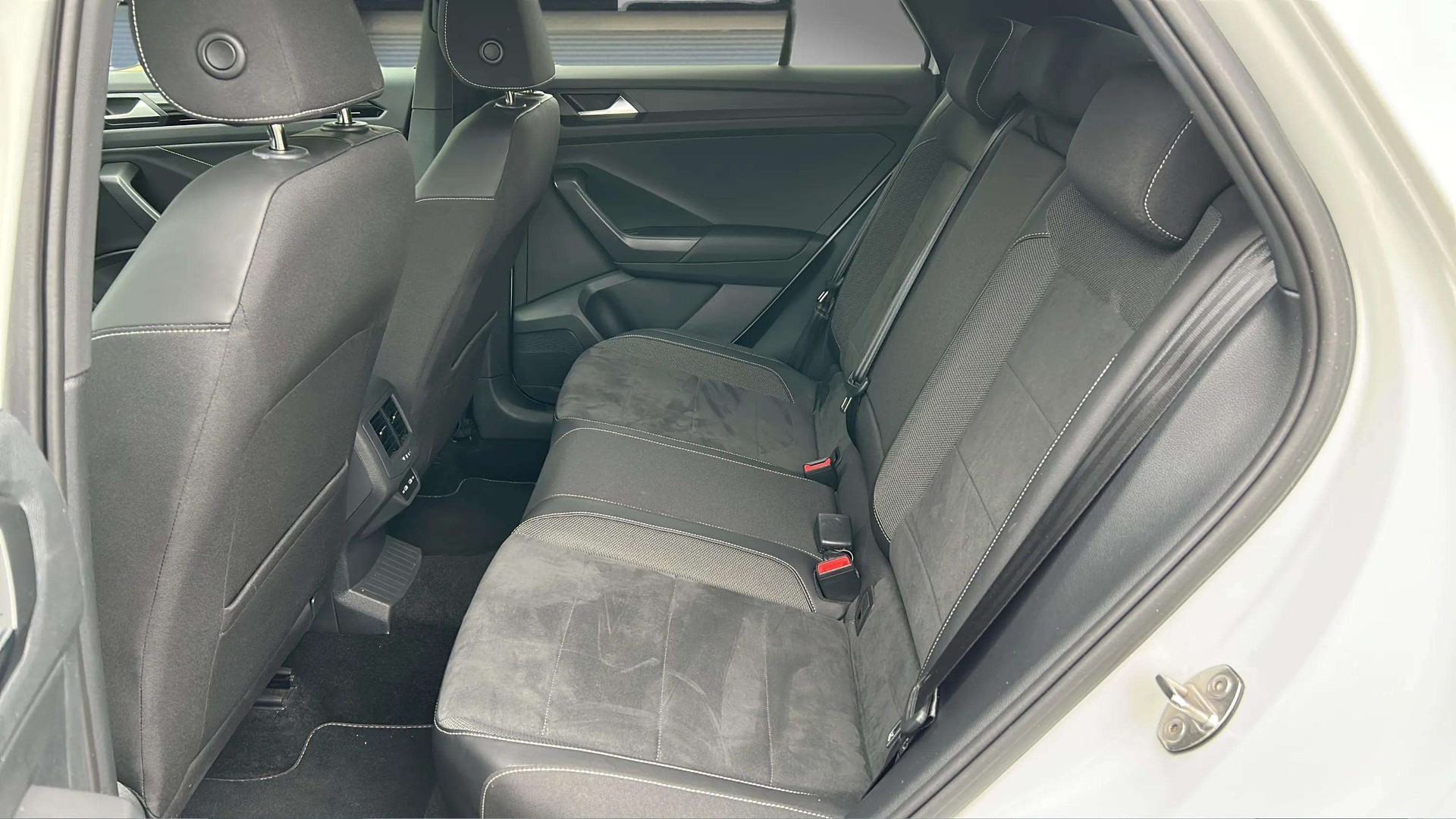 VW T-Roc 2.0 TSI R-Line DSG 4Motion mit AHK & Werksgarantie-image-12