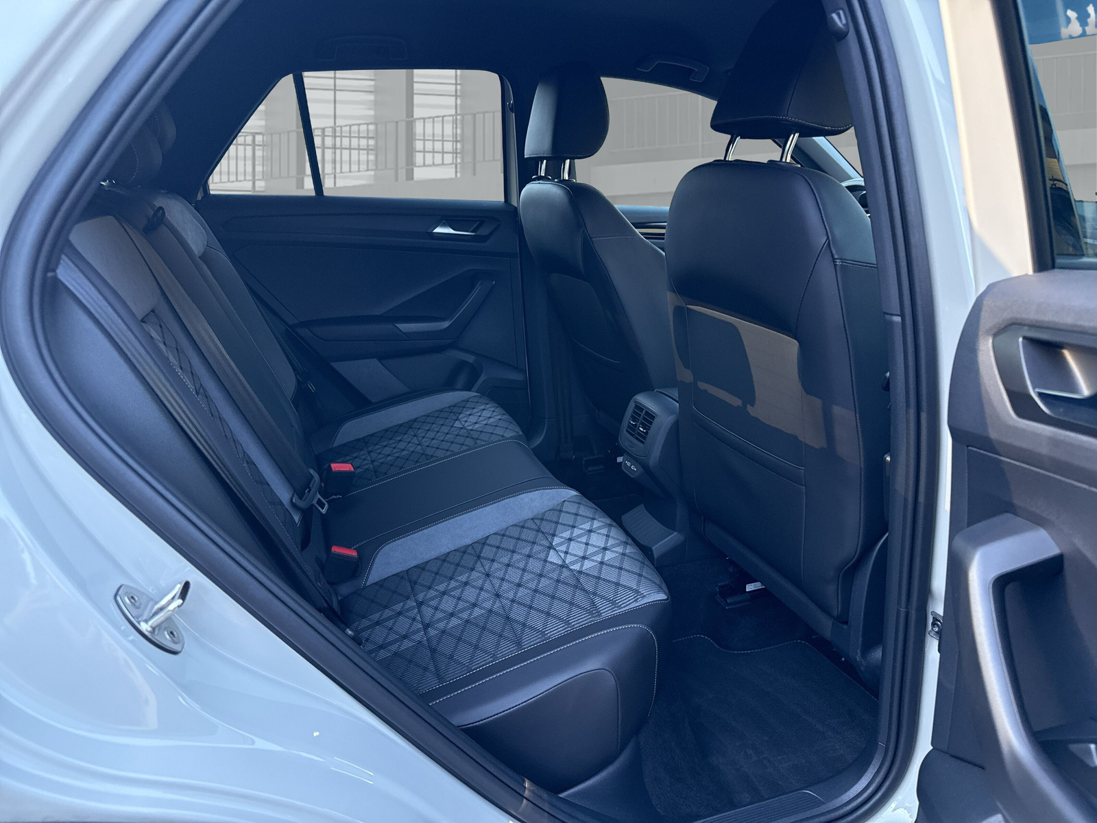 VW T-Roc 1.5 TSI EVO R-Line DSG-image-17