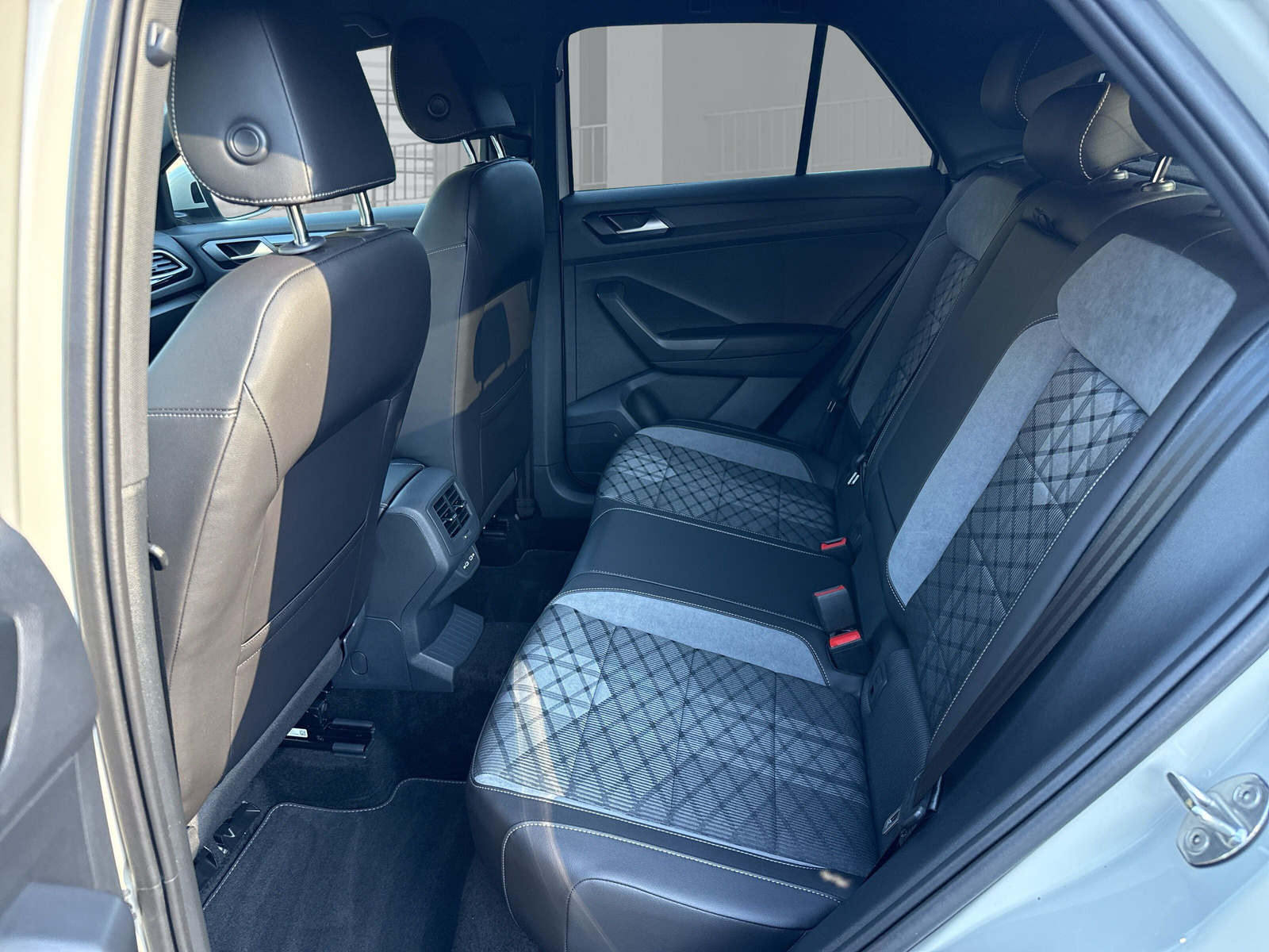 VW T-Roc 1.5 TSI EVO R-Line DSG-image-15