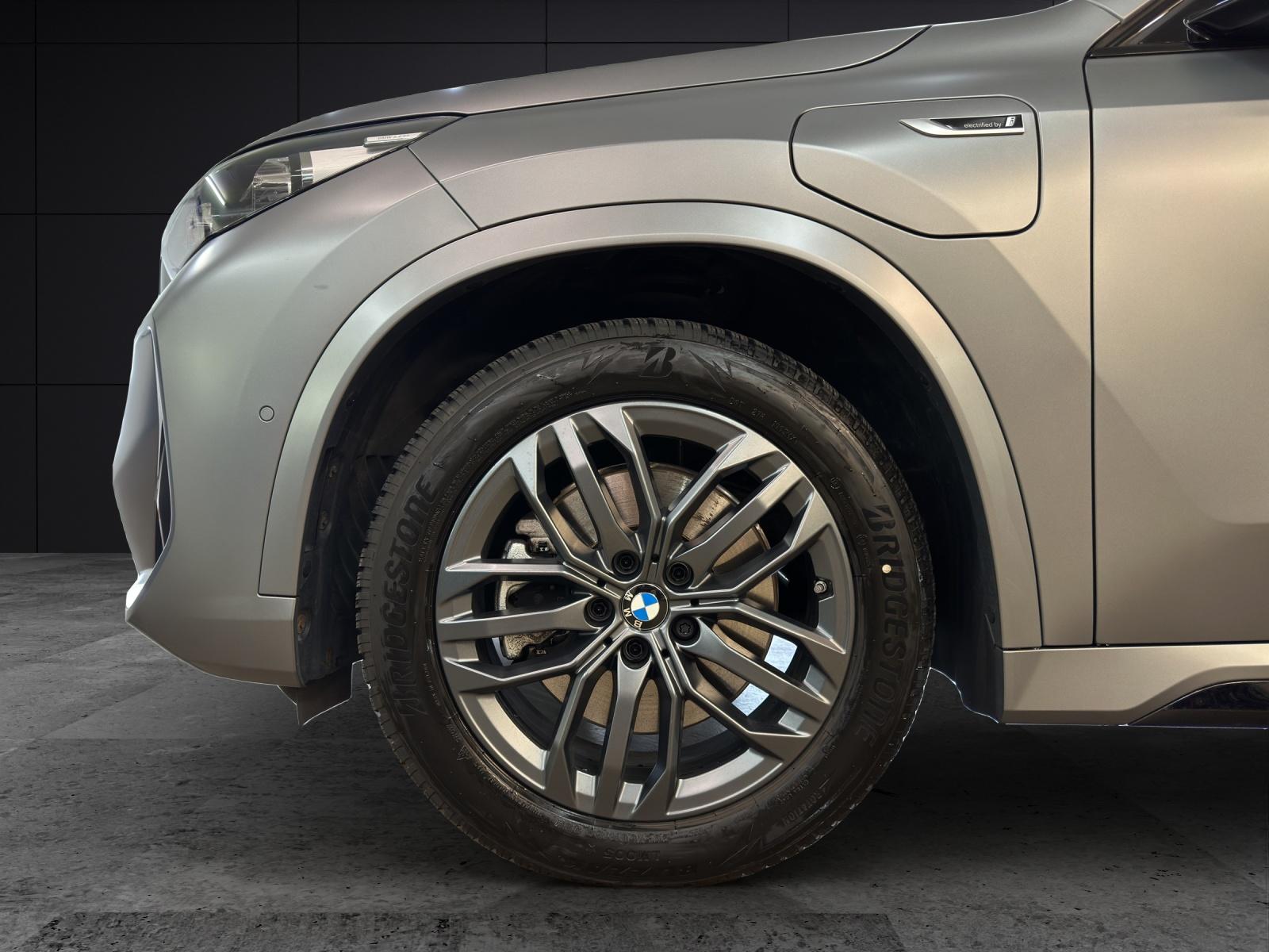 BMW X1 30e xDrive paddles-image-8