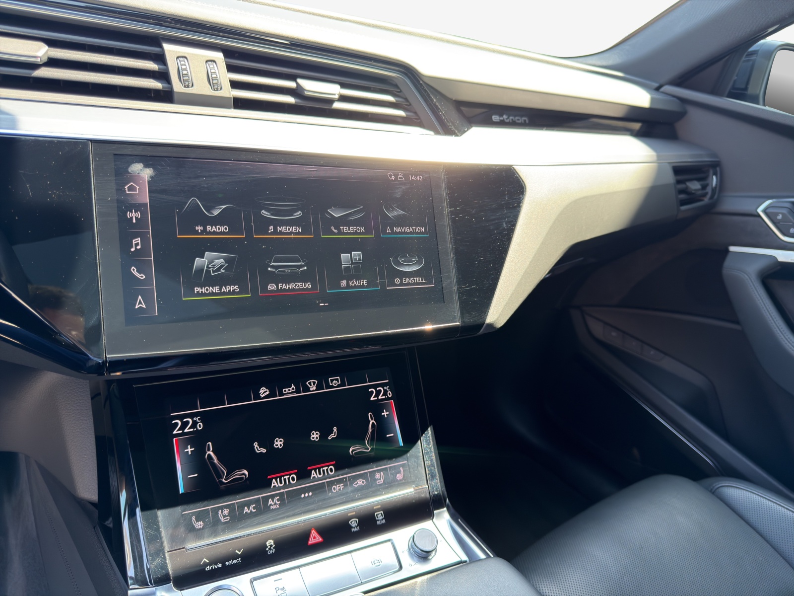 AUDI e-tron 55 Advanced quattro-image-10