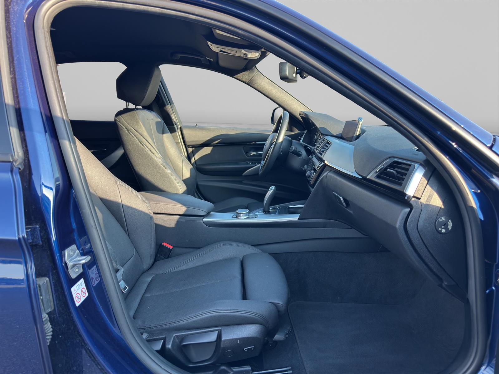 BMW 320d xDrive-image-16