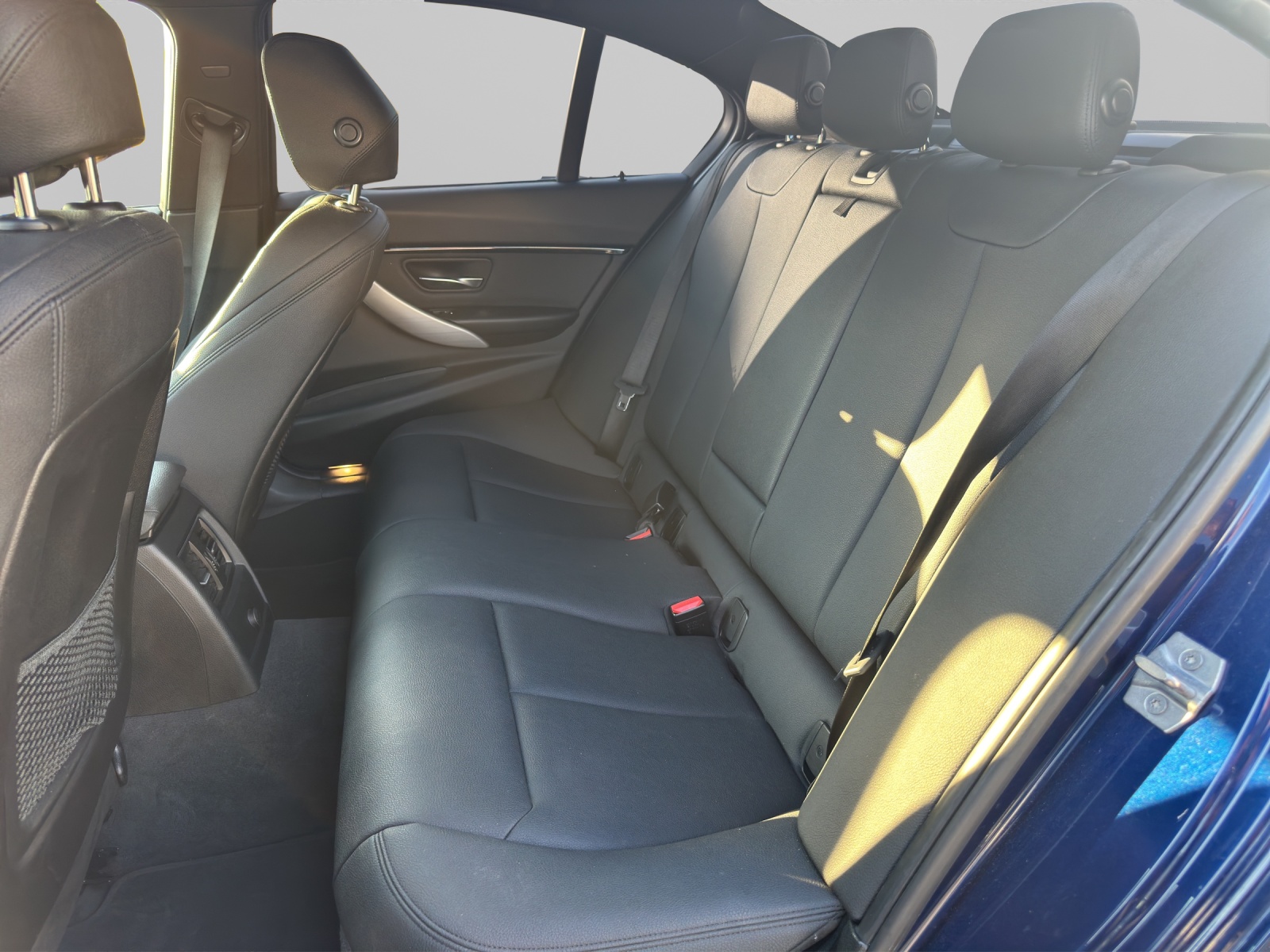 BMW 320d xDrive-image-12