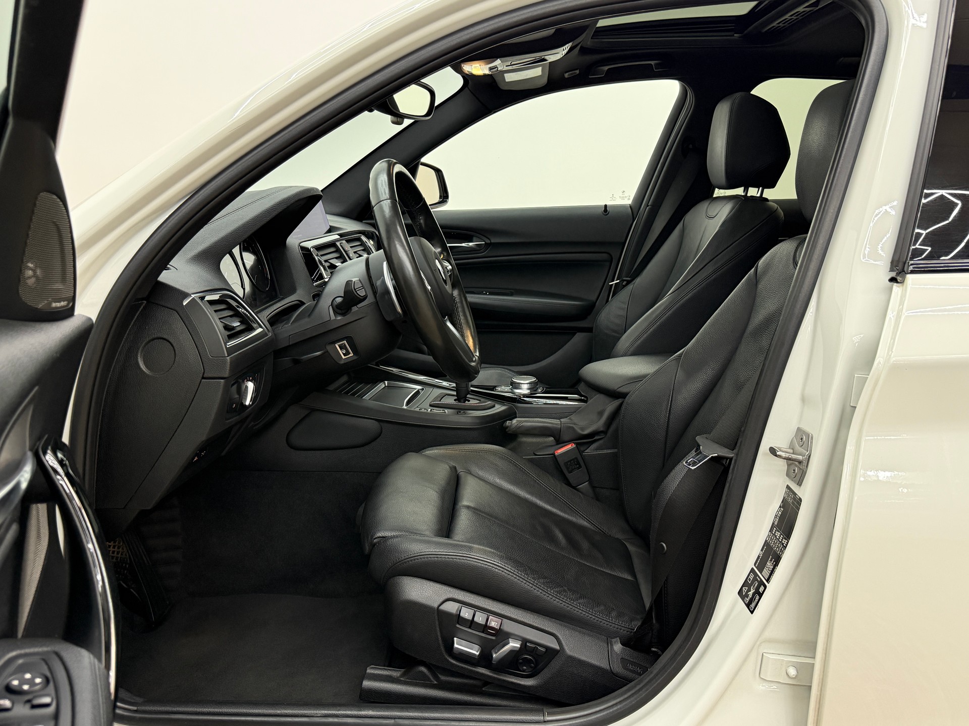 BMW M140i xDrive Steptronic-image-18