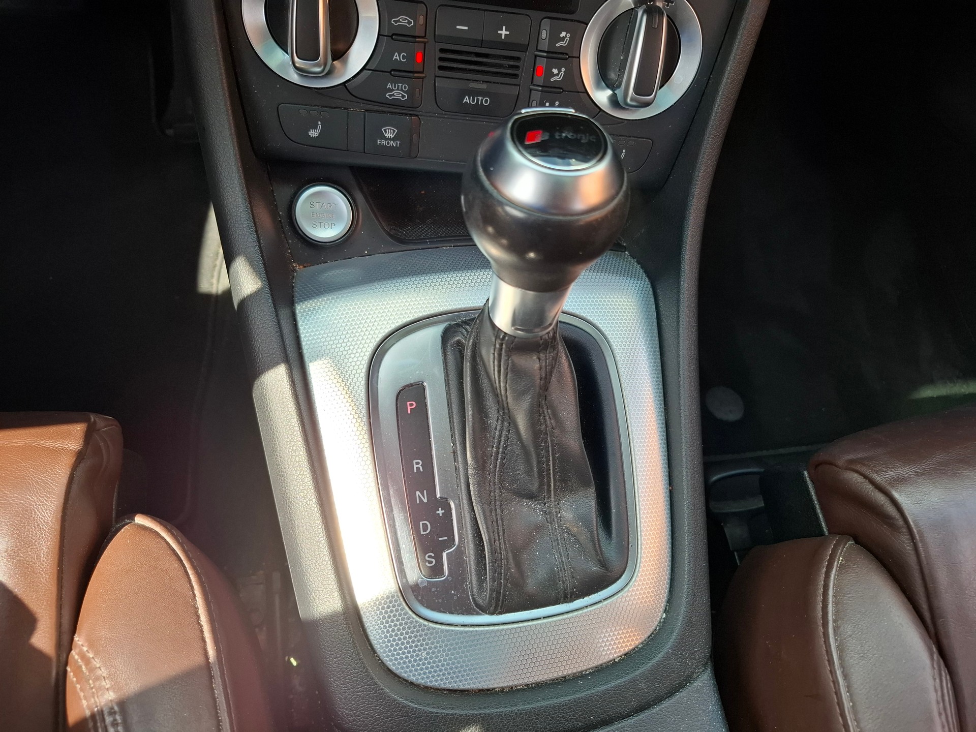AUDI Q3 2.0 TFSI quattro S-tronic-image-10