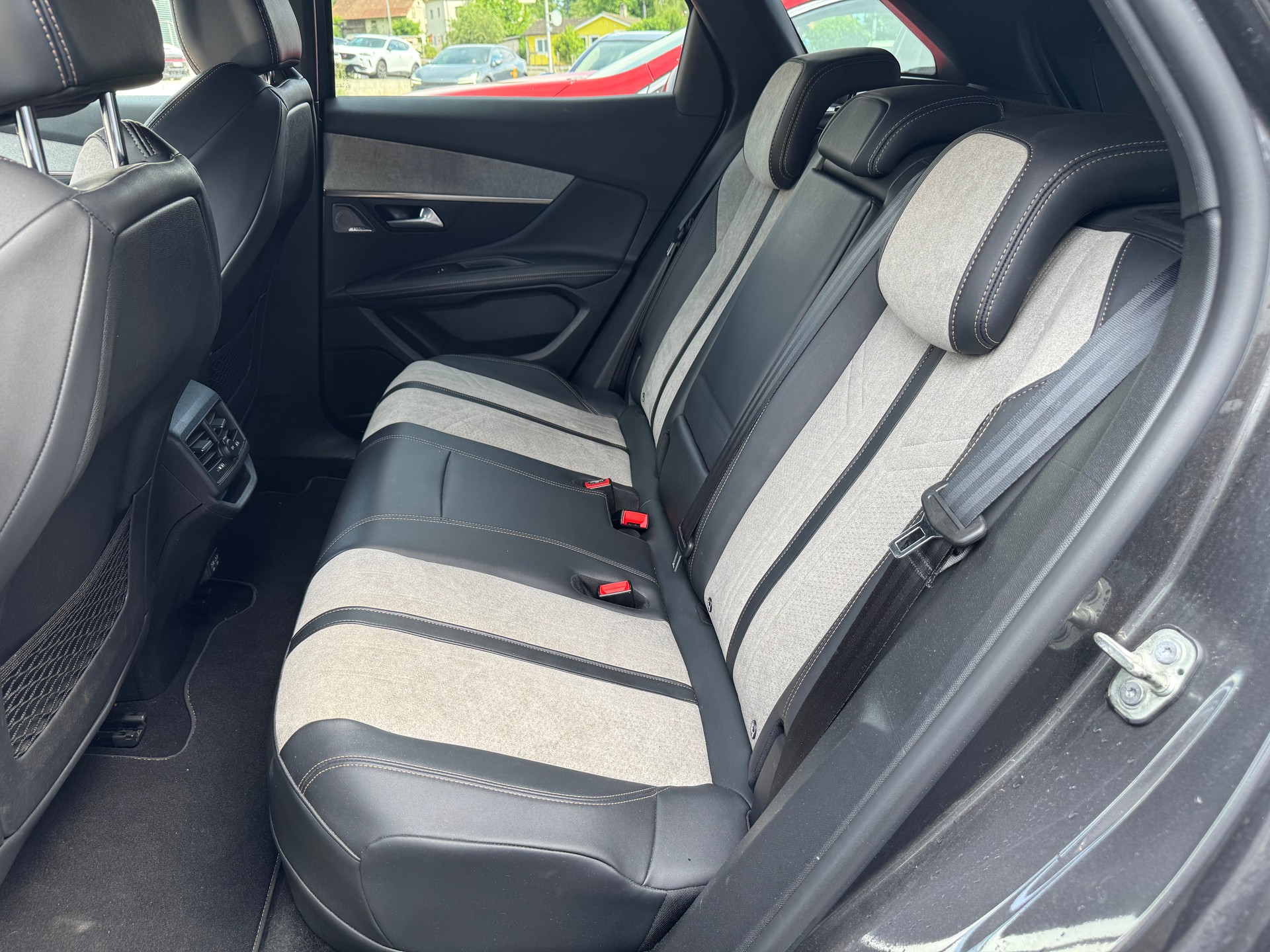 PEUGEOT 3008 300e Hybrid4 GT EAT8-image-8