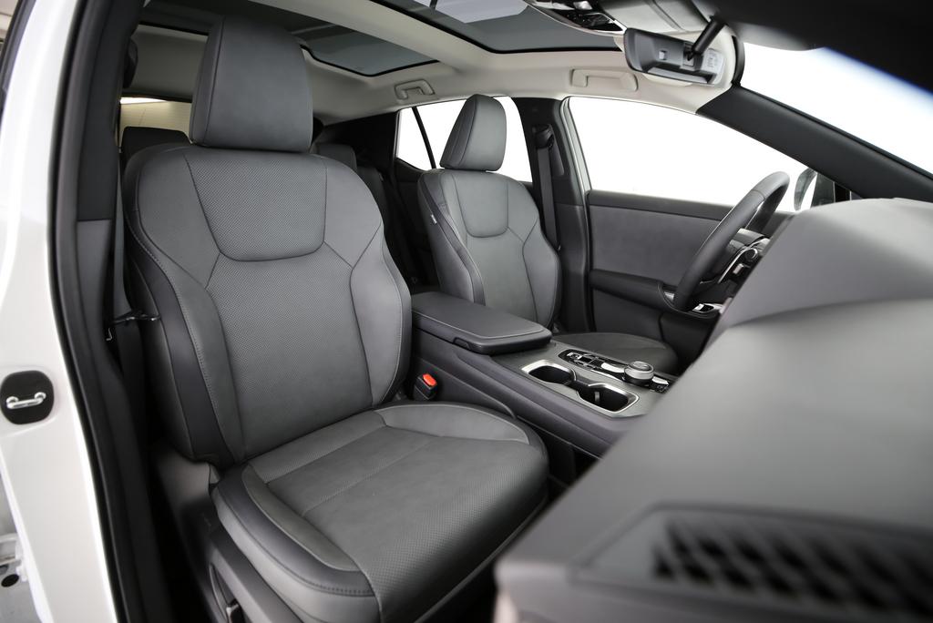 LEXUS RZ 450e Comfort-image-9