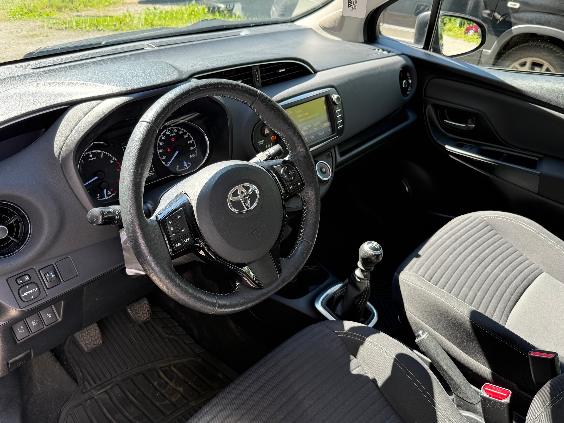TOYOTA Yaris 1.5 Style-image-9